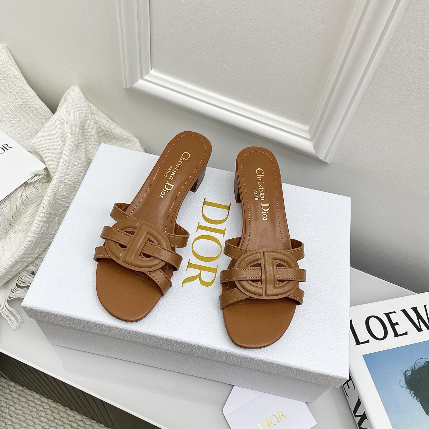 NO:782822,Flat high heels. Top version of Dior 2026 new CD slippers. Exclusive purchasing version of the original version. 1:1 disassembly and reproduction. Perfect last shape. All material details and craftsmanship are in line with the original version. PK flash sale. The version on the market is welcome to compare. First layer of cowhide, lining of the first layer of cowhide. Outsole imported from Italy. Size: 35-39 (.40.41. Customization is not returnable), slippers, dior, slippers, cowhide19860909平底高跟 顶级版本Dior 2026新款CD一字拖鞋 独家代购版本原版1:1拆解复刻,完美楦型所有材质细节工艺都对足原版,PK秒杀市面看图做货的版本欢迎对比 鞋面头层牛皮 内里头层牛里 大底意大利进口大底 Size: 35-39 (.40.41.定制不退换）,拖鞋,dior,slippers,cowhide,Women's Shoes