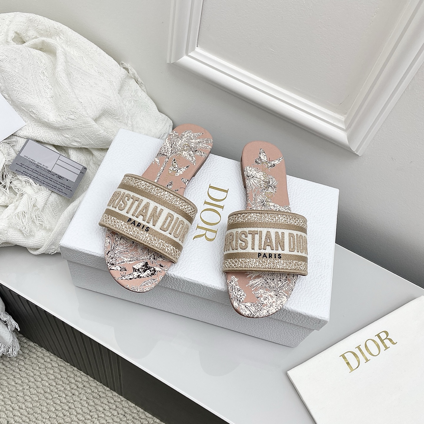 NO:780620,Flat bottom (packed in box of 10) Purchasing grade 2026/ Dior new spring and summer letter embroidered slippers A high-looking holiday slipper, every girl must have it in the summer, comfortable on the feet, slimmer and longer legs, every color is very beautiful, no pressure to wear (exclusive customized three-dimensional embroidered letter counter outsole is different from market products) Upper: Feiwei Heavy Industry three-dimensional embroidery, invincible texture, inner sheepskin outsole, exclusive custom-made Italian genuine leather frosted outsole Size35-39 (40.41.42 customization is not returnable), slippers, dior, slippers, sheepskin19860909平底(盒包装10)代购级 2026/ 迪奥春夏新品字母刺绣拖鞋 一款高颜值度假拖 ,每个女生夏天都必须拥有,上脚舒适 更显瘦显腿长 每个颜色都非常好看 穿搭无压力（独家定制立体刺绣字母专柜大底区别市场货） 鞋面:飞织重工立体刺绣 质感无敌 內里羊皮 大底独家定制意大利真皮磨砂大底 Size35-39（40.41.42定制不退换）,拖鞋,dior,slippers,sheepskin,Women's Shoes