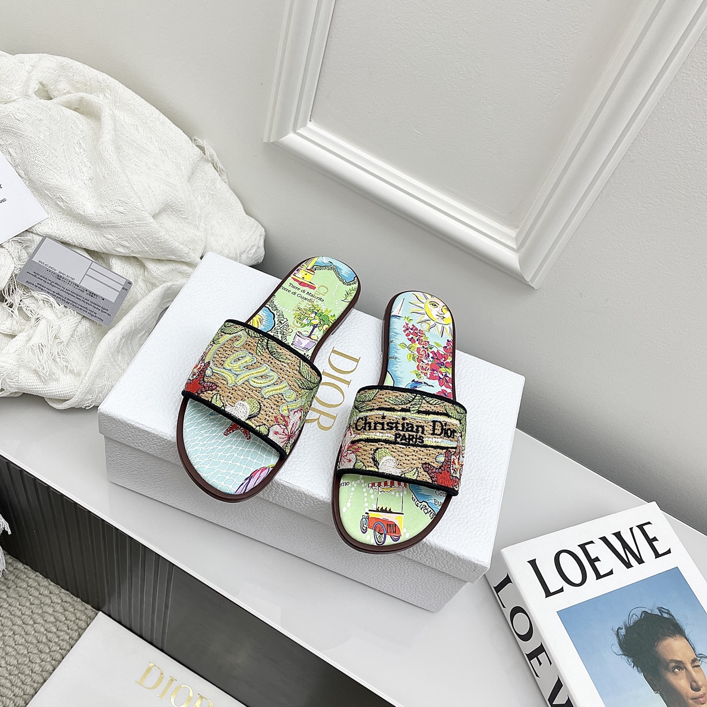 NO:780600,(Box of 10) Purchasing level 2026/ Dior new spring and summer letter embroidered slippers A high-looking holiday slipper, every girl must have it in the summer, comfortable on the feet, slimmer and longer legs. Every color is very beautiful, no pressure to wear (exclusive customized three-dimensional embroidered letter counter outsole is different from market products) Upper: Feiwei Heavy Industry three-dimensional embroidery, invincible texture, inner sheepskin outsole, exclusive custom-made Italian genuine leather frosted outsole Size35-39 (40.41.42 customization is not returnable), slippers, dior, slippers, sheepskin19860909(盒包装10)代购级 2026/ 迪奥春夏新品字母刺绣拖鞋 一款高颜值度假拖 ,每个女生夏天都必须拥有,上脚舒适 更显瘦显腿长 每个颜色都非常好看 穿搭无压力（独家定制立体刺绣字母专柜大底区别市场货） 鞋面:飞织重工立体刺绣 质感无敌 內里羊皮 大底独家定制意大利真皮磨砂大底 Size35-39（40.41.42定制不退换）,拖鞋,dior,slippers,sheepskin,Women's Shoes