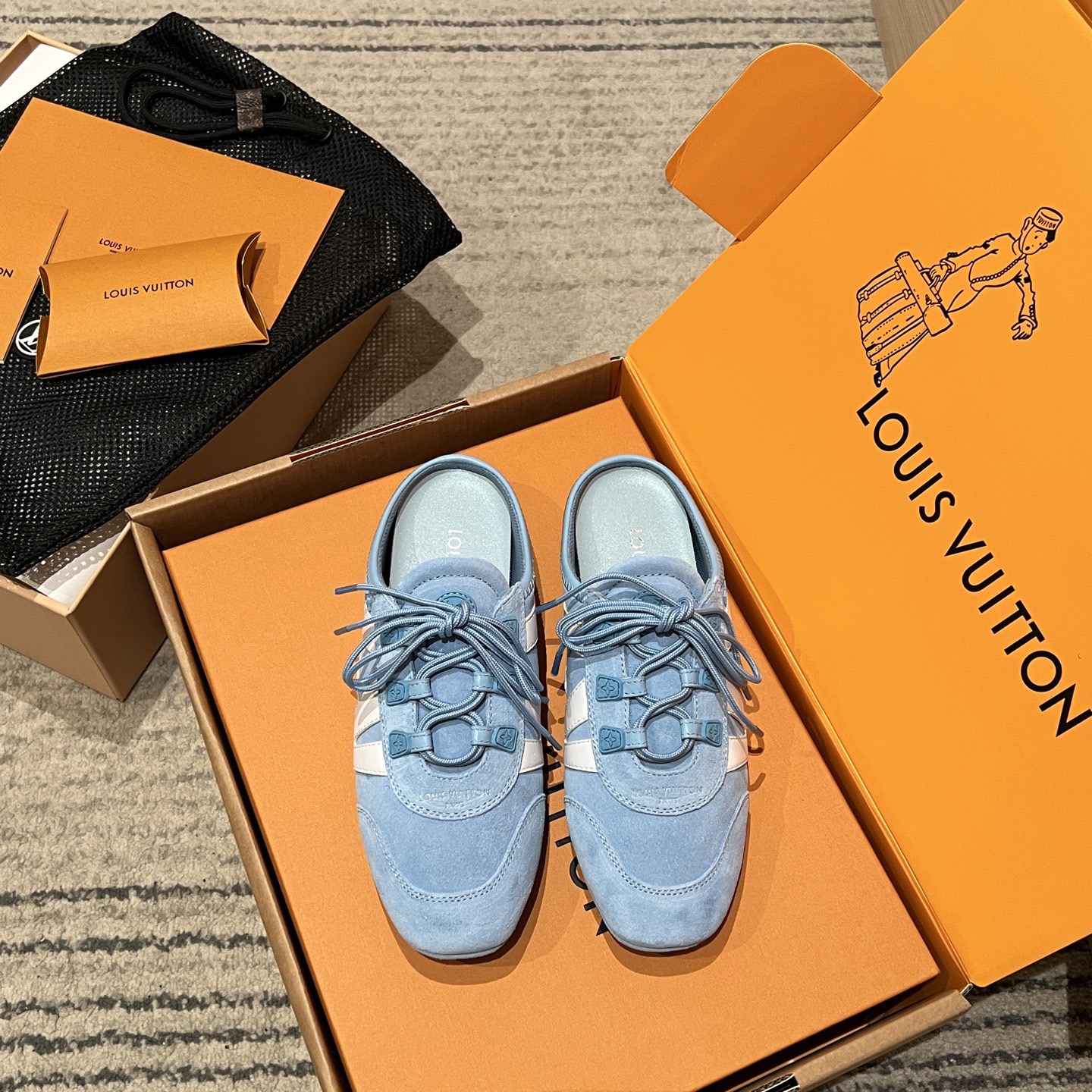 NO:819972,Purchasing-grade Louis Vuitton Louis Vuitton spring and summer Sneakerina series ballet sneakers, moral training shoes, flat shoes. Original three pairs purchased to develop perfect replica Sneakerina ballet style sneakers with silky suede cow leather to create smooth lines. It has the light structure of ballet shoes and the comfortable texture of sneakers. The LV logo on the side and the Monogram canvas back strap are rich in details, Sacchetto craftsmanship and TPU  The outsole is upgraded for a soft wearing experience. The sole thickness is 1.5CM. Fabric: Original customized imported first-layer cowhide. The inner lining is made of original customized breathable mesh. The sole is made of original molded injection molded TPU material. Size: #35-40 (female 40, custom-made and non-returnable), casual shoes/sports shoes, louis vuitton, louis vuitton, louis vuitton, louis vuitton, flats, sneakers, cowhide19860909代购级Louis Vuitton路易威登驴牌春夏Sneakerina系列 芭蕾运动鞋 德训鞋 平底鞋 原版三对购入开发完美复刻Sneakerina 芭蕾风运动鞋以丝滑绒面牛皮革塑造流畅线条 兼具芭蕾舞鞋的轻盈构型和运动鞋的舒适质感. 侧面 LV 标识和Monogram 帆布后袢带丰富细节,Sacchetto 工艺和 TPU 外底升级轻柔穿着体验 底厚1.5CM 面料:原版定制进口头层牛皮 内里原版定制透气网里 鞋底原版开模注塑TPU材质 Size: #35-40（女40 订做不退换）,休闲鞋/运动鞋,louis vuitton,louis vuitton,louis vuitton,louis vuitton,flats,sneakers,cowhide,Women's Shoes