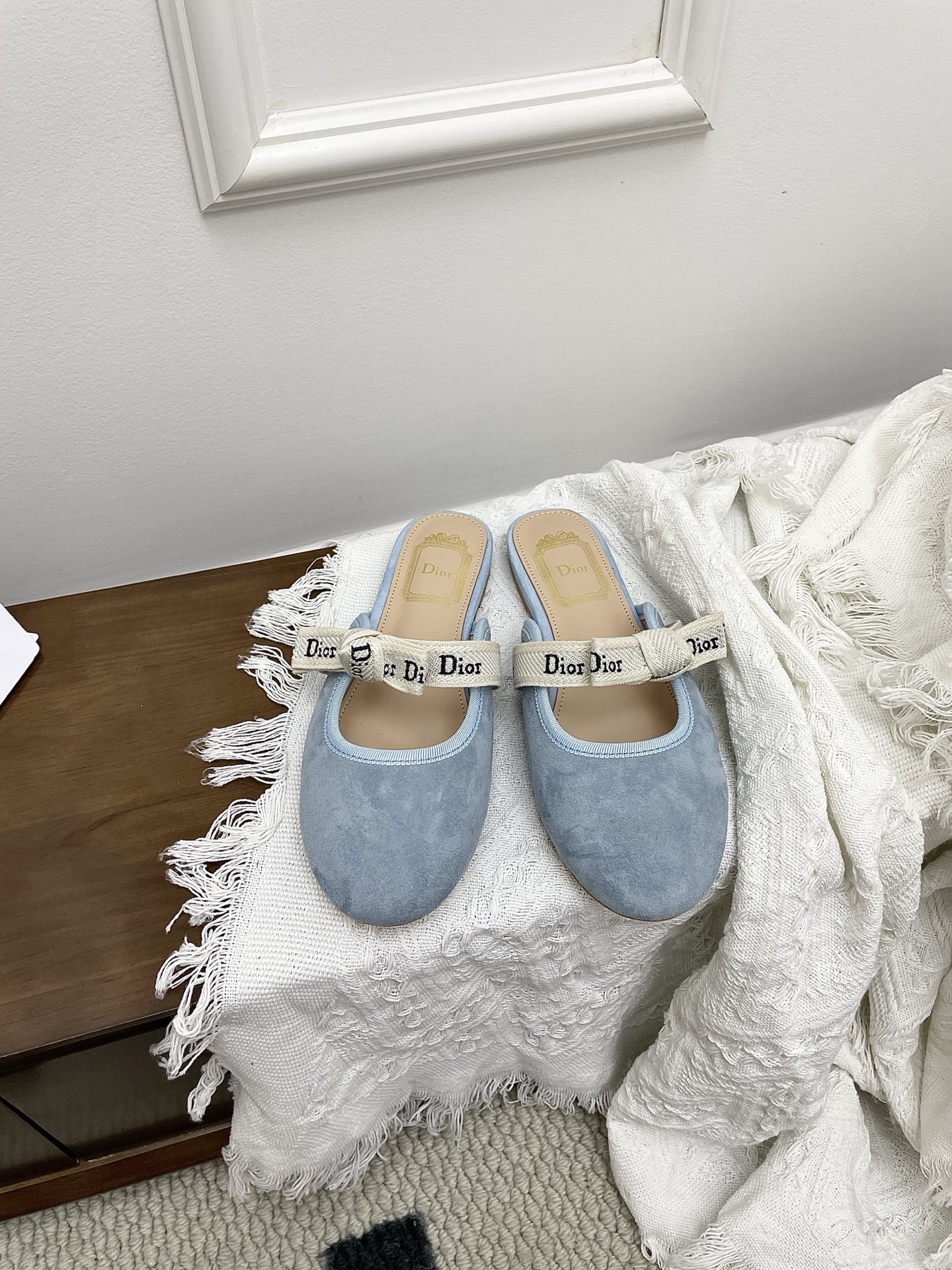 NO:886246,Dior | Dior 26 spring and summer new embroidered logo web bow flat bottom round toe Mary Jane shoes!  2026 spring and summer new products, top version, the counter's main new CD bow Mary Jane ballet shoes, new hard goods, purchasing agent level!  Full of high-end feel!  A popular model among bloggers at home and abroad, it’s retro and fashionable, and your feet look stunning!  The official website’s main recommendation★ Upper: Made of imported mixed sheepskin Inner foot pads: Imported crystal sheepskin Outsole: Original leather outsole imported from Italy Size number: 35-41 (40 41 customized, non-refundable), semi-slippers, dior, dior, mary jane, sheepskin, Leather soles19860909Dior | 迪奥 26春夏新品刺绣logo织带蝴蝶结平底圆头玛丽珍单鞋！ 2026春夏新品 顶级版本 专柜主打新款 CD蝴蝶结玛丽珍芭蕾鞋 硬货上新 代购级别！高级感十足！国内外博主刷爆的一款,复古又时髦 上脚美炸了！官网主推款★ 鞋面:采用进口混种羊皮 内里垫脚:进口水晶羊皮 大底:意大利进口原色真皮大底 码数:35-41（40 41 定做不退换）,半拖单鞋,dior,dior,mary jane,sheepskin,Leather soles,Women's Shoes