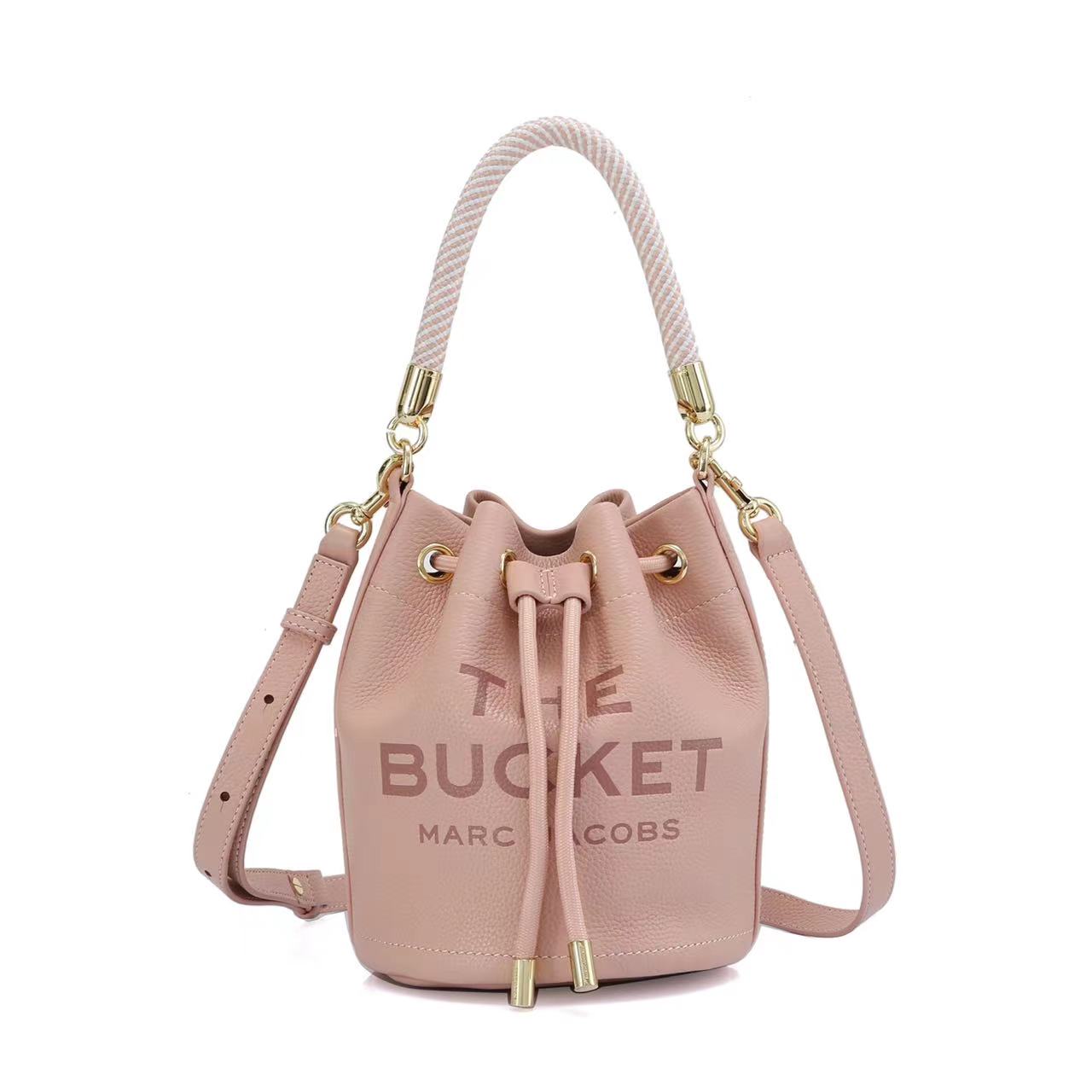 MarcJacobsl背影和小水桶包[玫瑰]可手提可斜挎的神仙颜值小水桶，一眼就能击中你的心，最喜欢今年