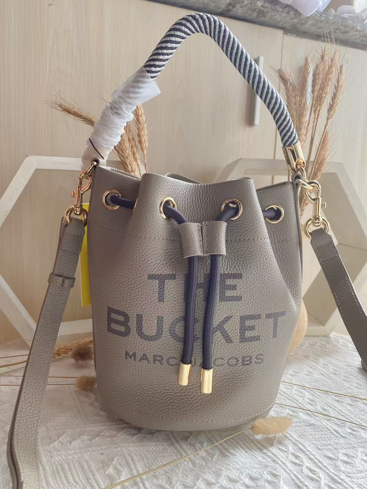 MarcJacobsl背影和小水桶包[玫瑰]可手提可斜挎的神仙颜值小水桶，一眼就能击中你的心，最喜欢今年