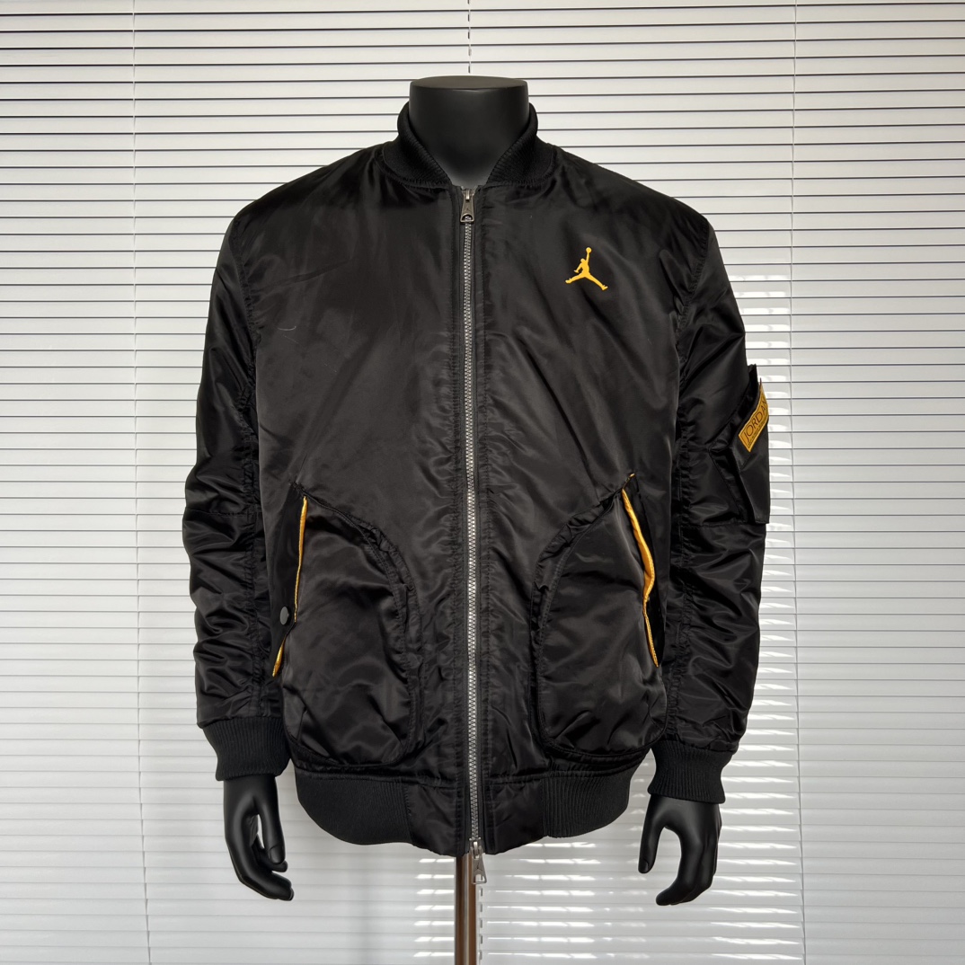 “Jordan Leisure Campaign: Long Sleeve and Cotton Jackets in Black, Sizes M-XXL” - 图片 5