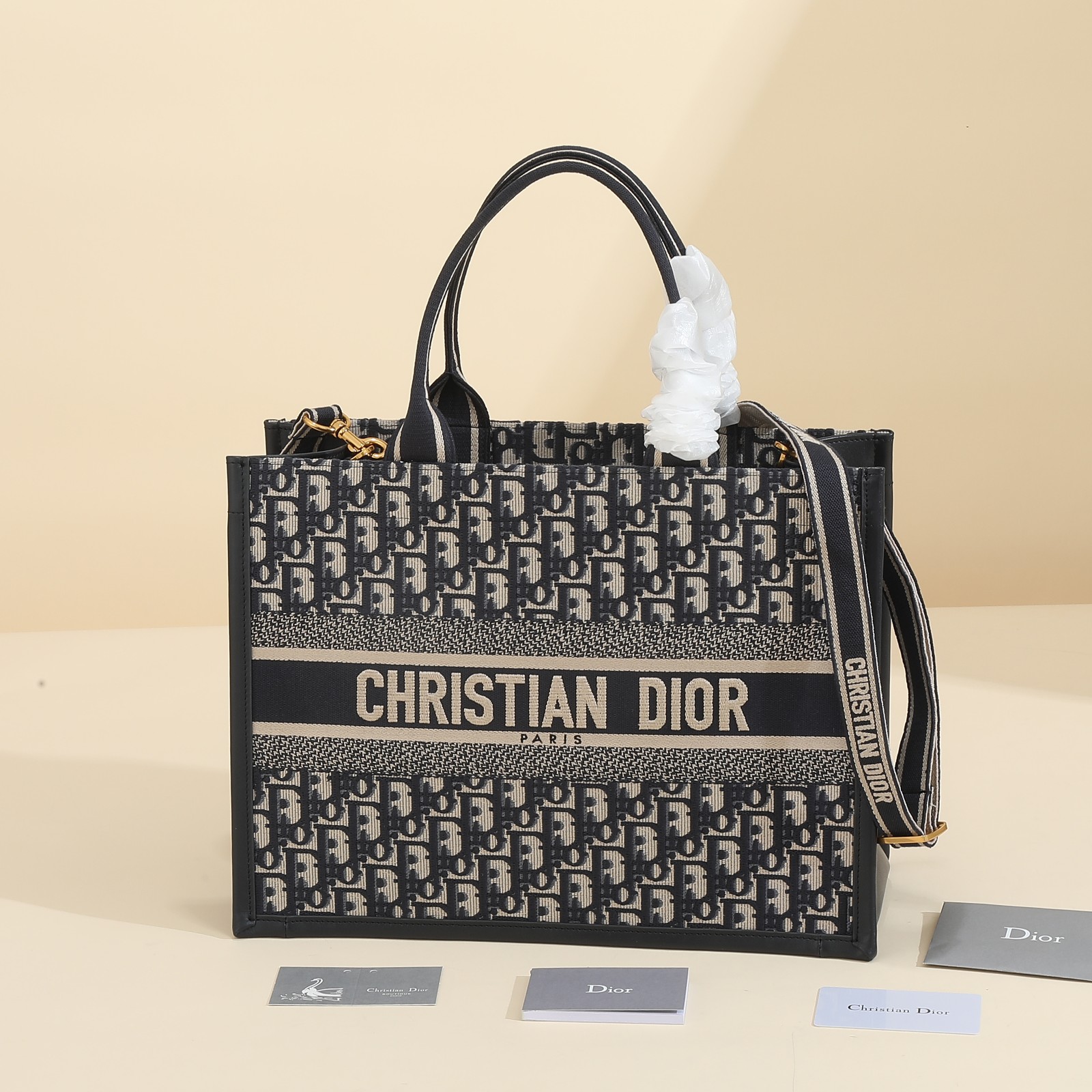 760 dior book tote 托特包灵感来自创意dior oblique 图案 正面饰以“christian dior”标志 M1324CZBB_M928