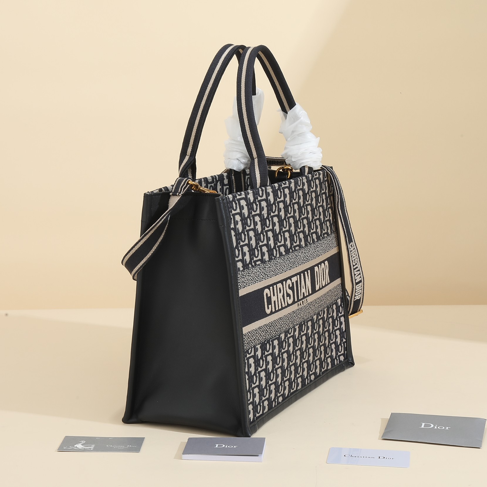 760 dior book tote 托特包灵感来自创意dior oblique 图案 正面饰以“christian dior”标志 M1324CZBB_M928