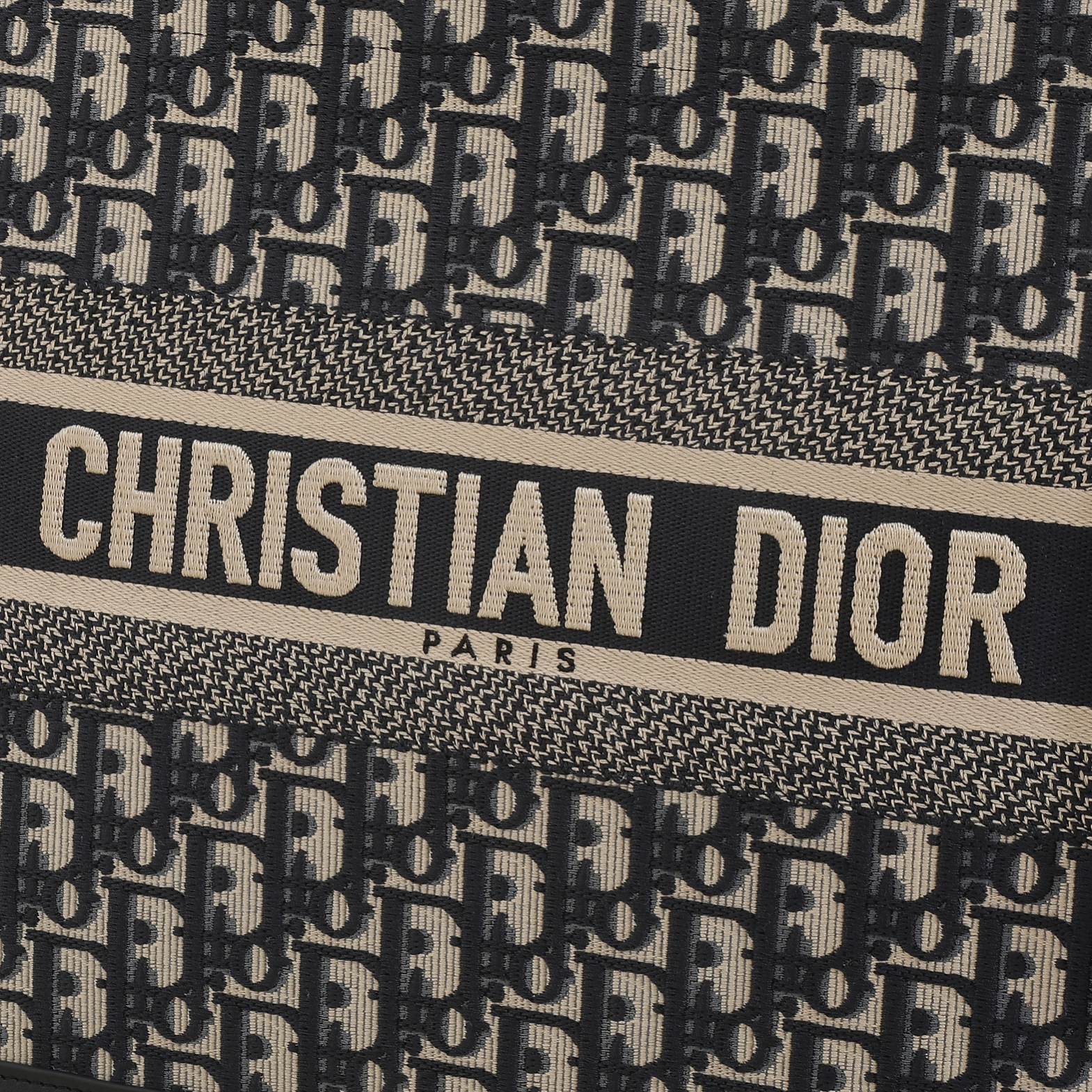 760 dior book tote 托特包灵感来自创意dior oblique 图案 正面饰以“christian dior”标志 M1324CZBB_M928