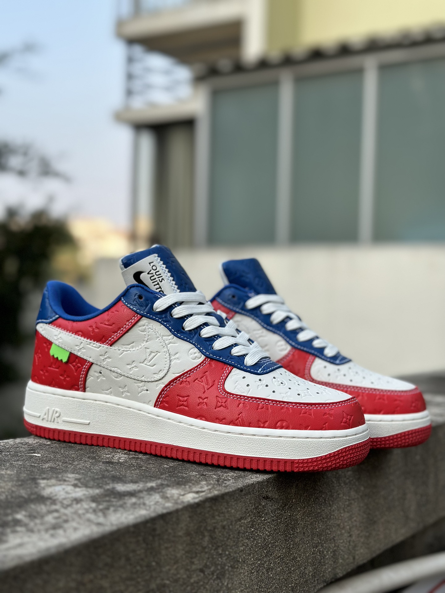 特价小合集大码供应LouisVuittonxNikeAirForce1Low低帮系带板鞋白红蓝LV联名空