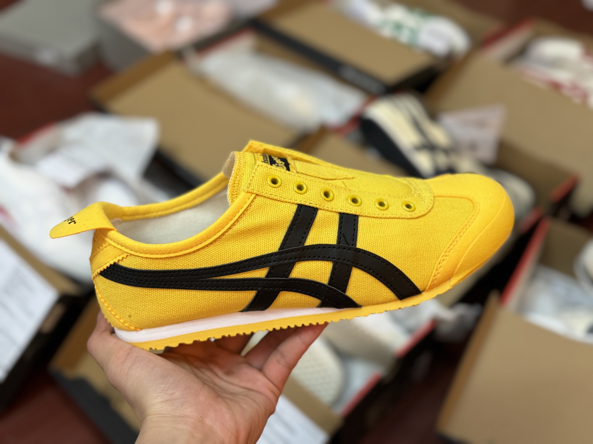 💰220
纯原版本 鞋舌标按正品1比1带全跳码
OnitsukaTiger 鬼冢虎 Mexico 66 低帮运动休闲鞋 全新平台专供品质 进口头层皮打造 品质可随意秒杀市面仿头层版本 独家底模 
编码: 1183A746-750 帆布黑黄
尺码：35 36 37 37.5 38 39 39.5 40.5 41.5 42 42.5 43.5 44 44.5 45