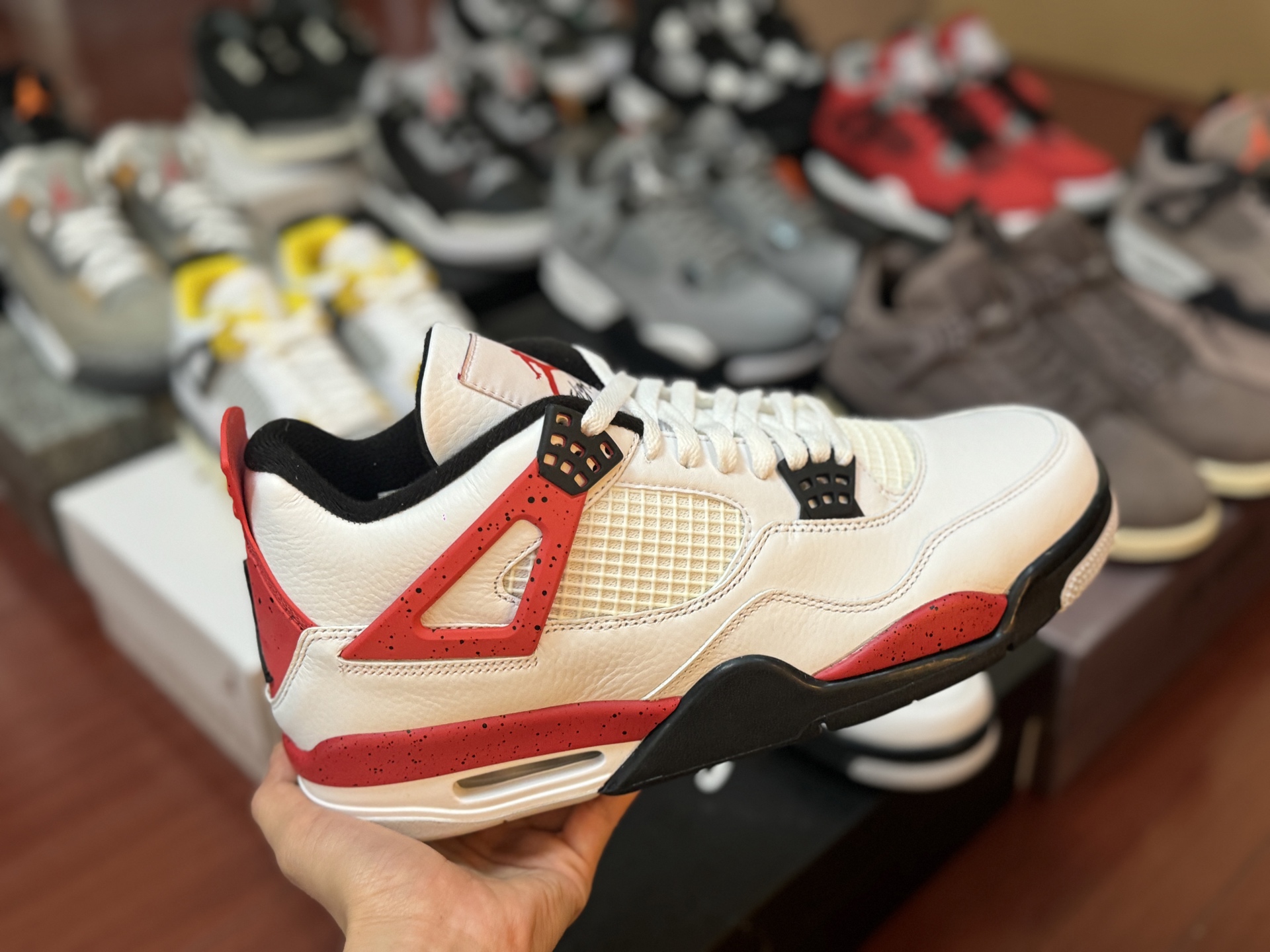 福利特价‼️
自取💰 200  放店私信 
Air Jordan 4 AJ4 系列 红水泥
原皮+原底
pk任何"纯原"
编码 DH6927-161
SIZE 40/47.5