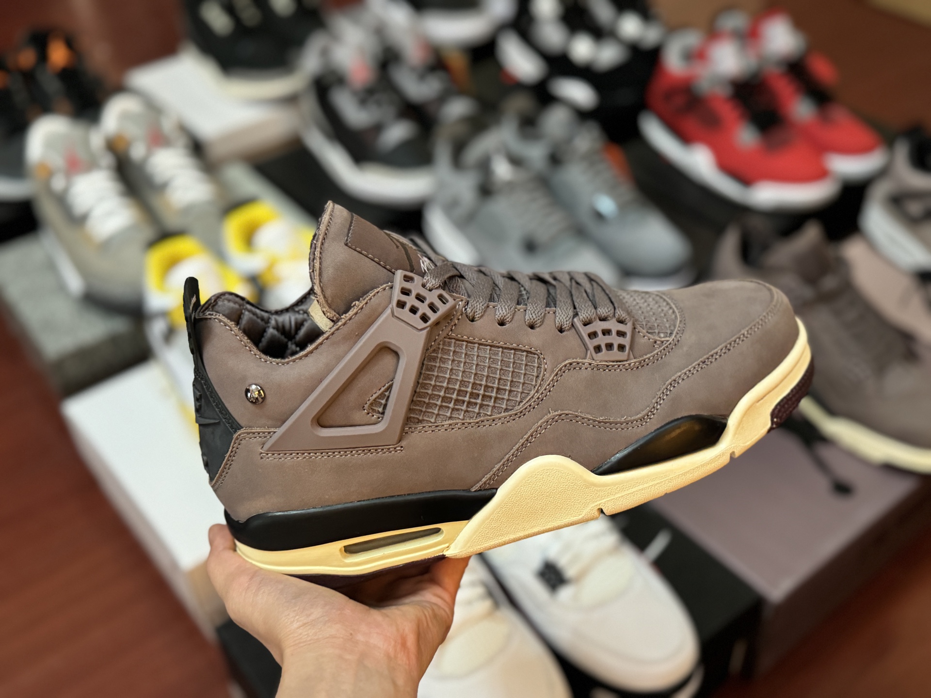 福利特价‼️
自取💰 200  放店私信 
Air Jordan 4 AJ4 系列 AMM酒红
原皮+原底
pk任何"纯原"
编码 DV6773-220
SIZE 40/47.5
