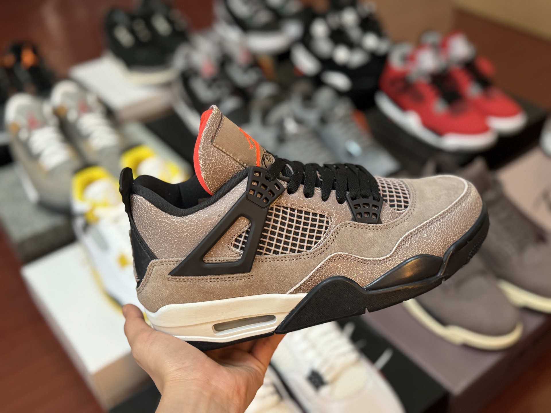 福利特价‼️
自取💰 200  放店私信 
Air Jordan 4 AJ4 系列 黑棕摩卡
原皮+原底
pk任何"纯原"
编码 OB0732-200
SIZE 40/47.5