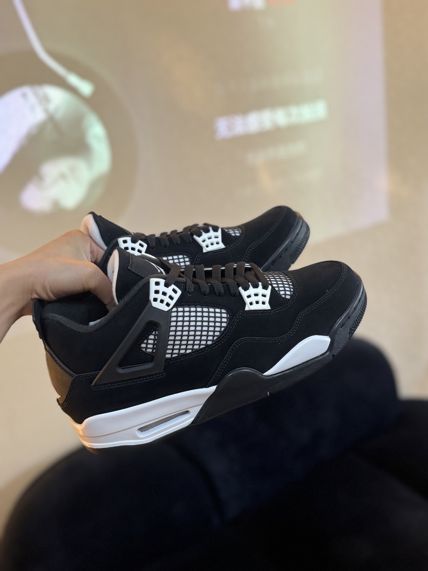 福利特价‼️
自取💰 200  放店私信 
Air Jordan 4 AJ4 系列 白鞋舌雷公
原皮+原底
pk任何"纯原"
SIZE 40/47.5