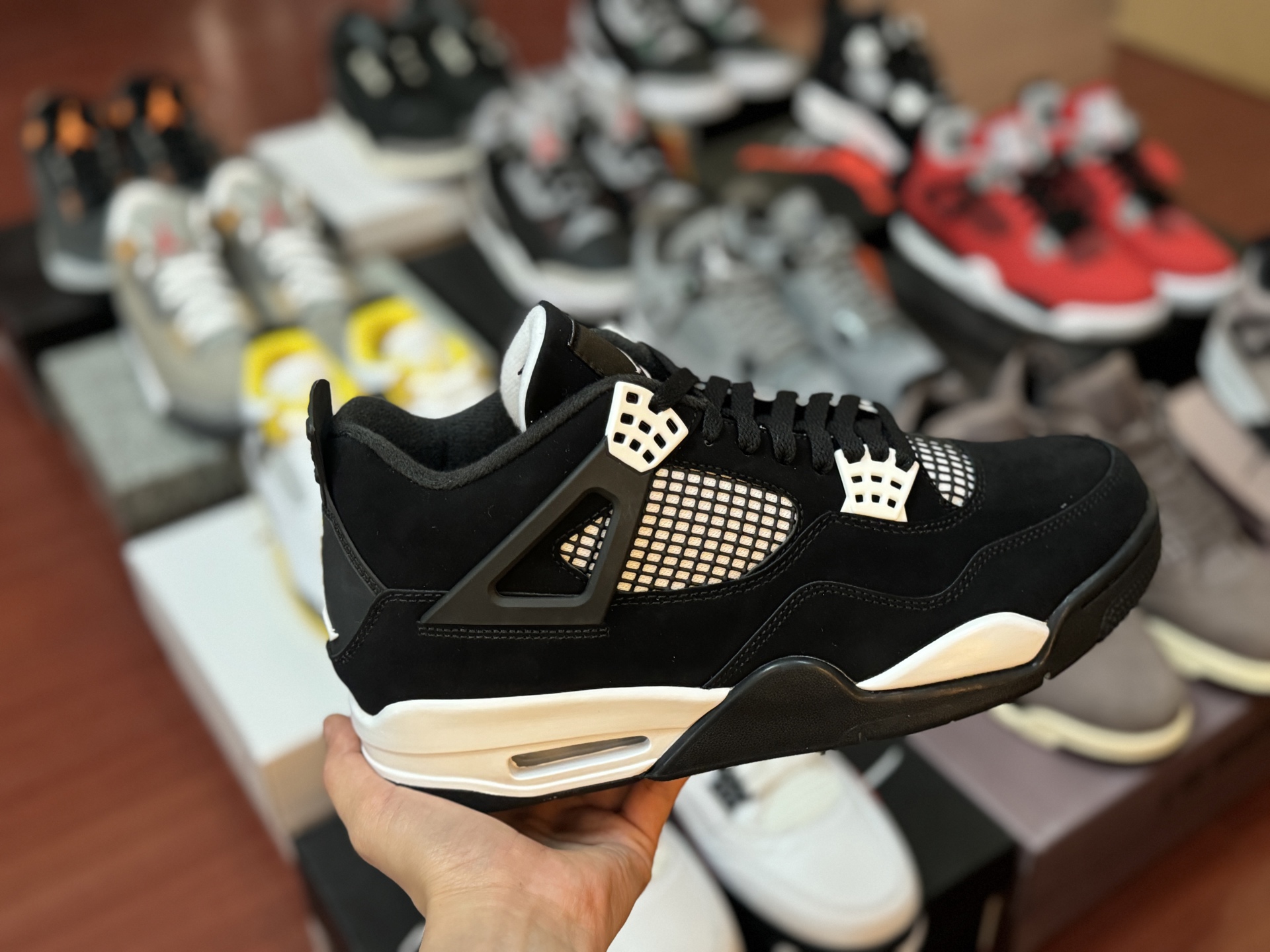 福利特价‼️
自取💰 200  放店私信 
Air Jordan 4 AJ4 系列 白鞋舌雷公
原皮+原底
pk任何"纯原"
SIZE 40/47.5