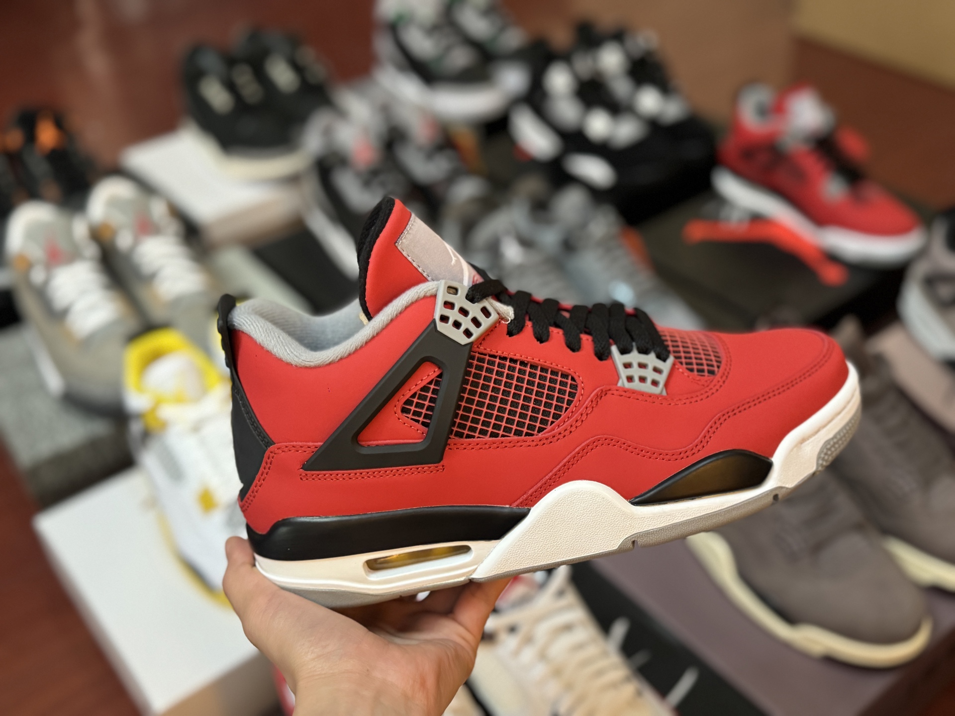 福利特价‼️
自取💰 200  放店私信 
Air Jordan 4 AJ4 系列 公牛
原皮+原底
pk任何"纯原"
编码 308497-603
SIZE 40/47.5
