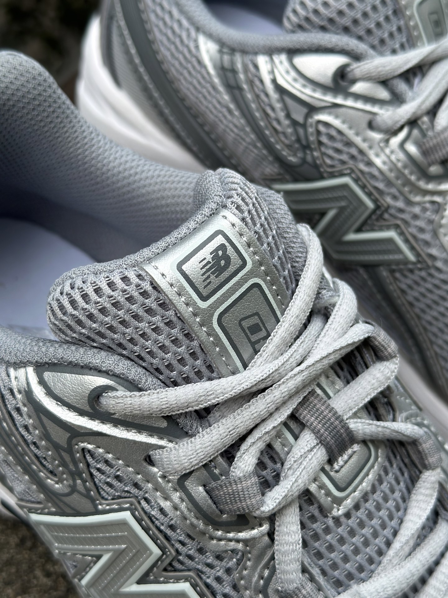 福利特价‼️
本地自取💰140 核心私信‼️
New Balance 740 复古跑鞋 灰
这双鞋确实是NB家经典复古款式之一，以全新科技诠释，成功打造740鞋款，鞋面在保持740基本线条和片层结构的同时，采用更为简洁、流畅的设计语言
货号: U740SG2 
Size:36/46.5