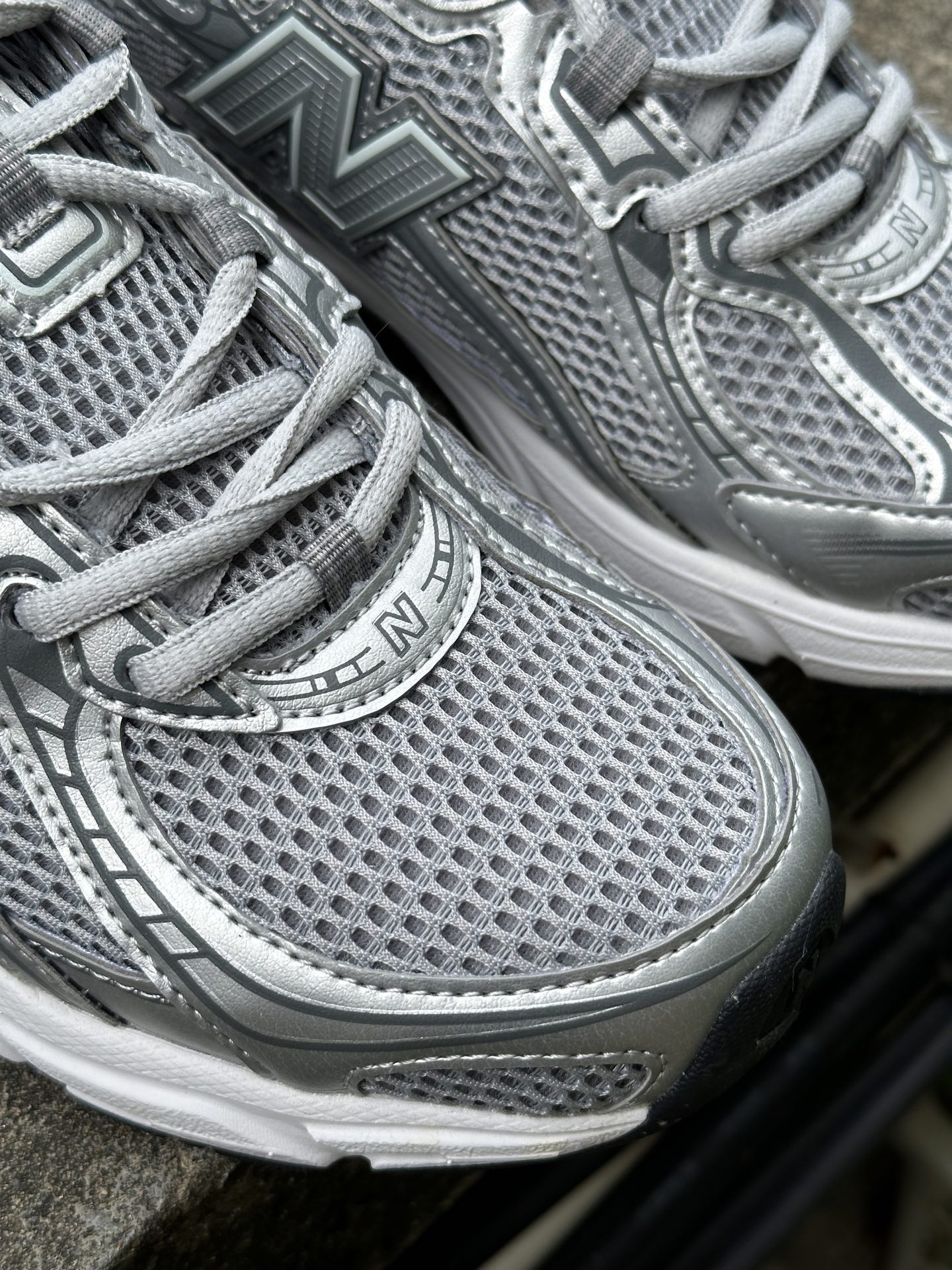 福利特价‼️
本地自取💰140 核心私信‼️
New Balance 740 复古跑鞋 灰
这双鞋确实是NB家经典复古款式之一，以全新科技诠释，成功打造740鞋款，鞋面在保持740基本线条和片层结构的同时，采用更为简洁、流畅的设计语言
货号: U740SG2 
Size:36/46.5