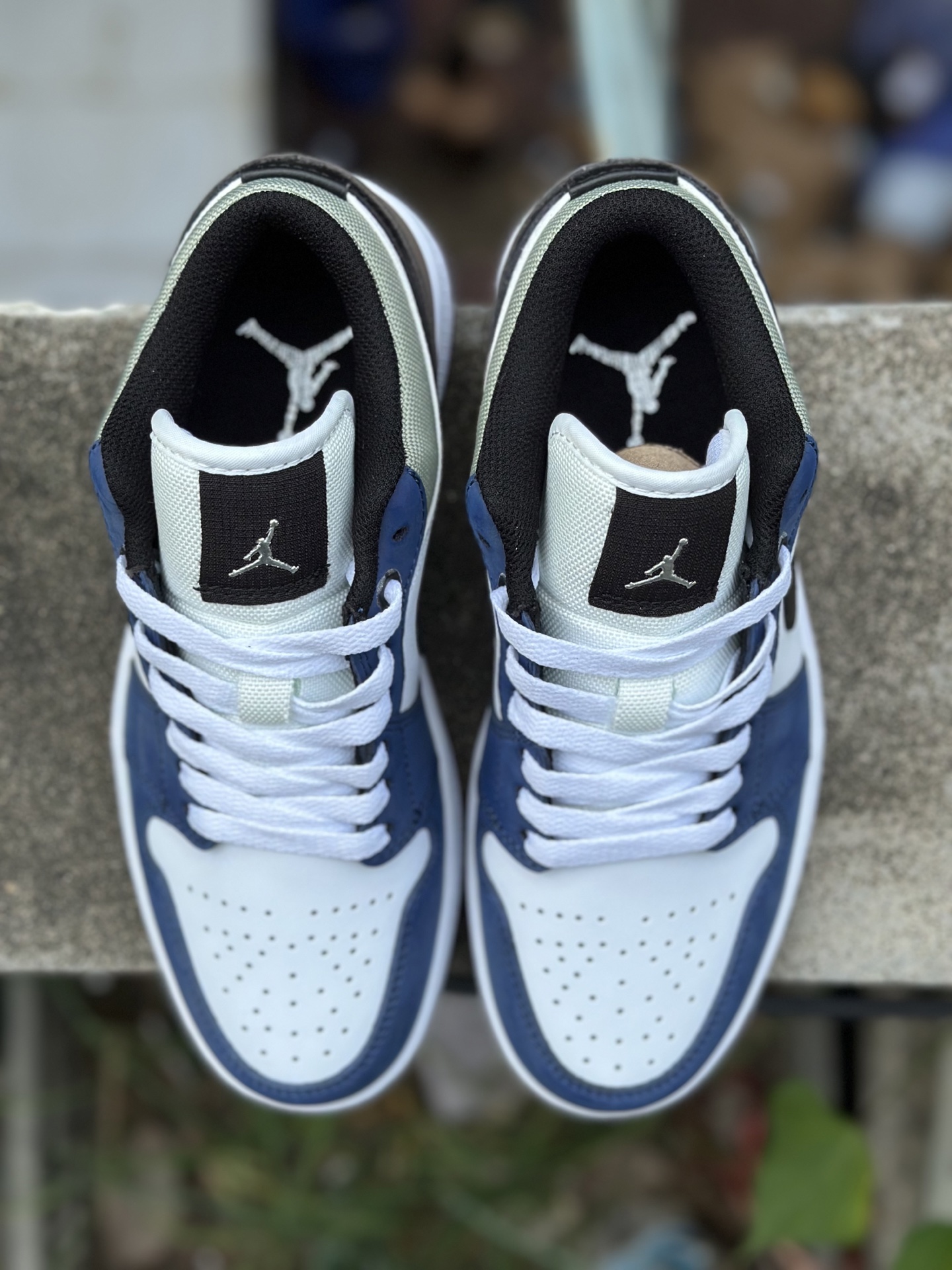 
福利产品‼️
本地自取💰140  核心私信‼️
Air Jordan 1  Low 乔1低帮 黑蓝
#鞋垫背胶 鞋盒钢印 
编码 HV5973-101
SIZE 36/46