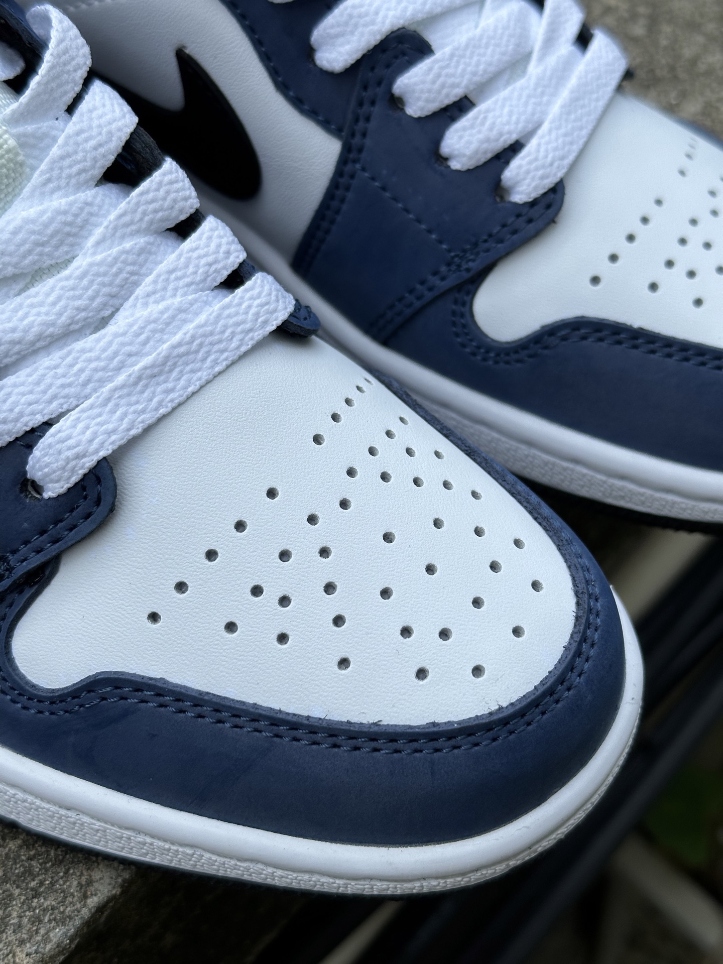 
福利产品‼️
本地自取💰140  核心私信‼️
Air Jordan 1  Low 乔1低帮 黑蓝
#鞋垫背胶 鞋盒钢印 
编码 HV5973-101
SIZE 36/46