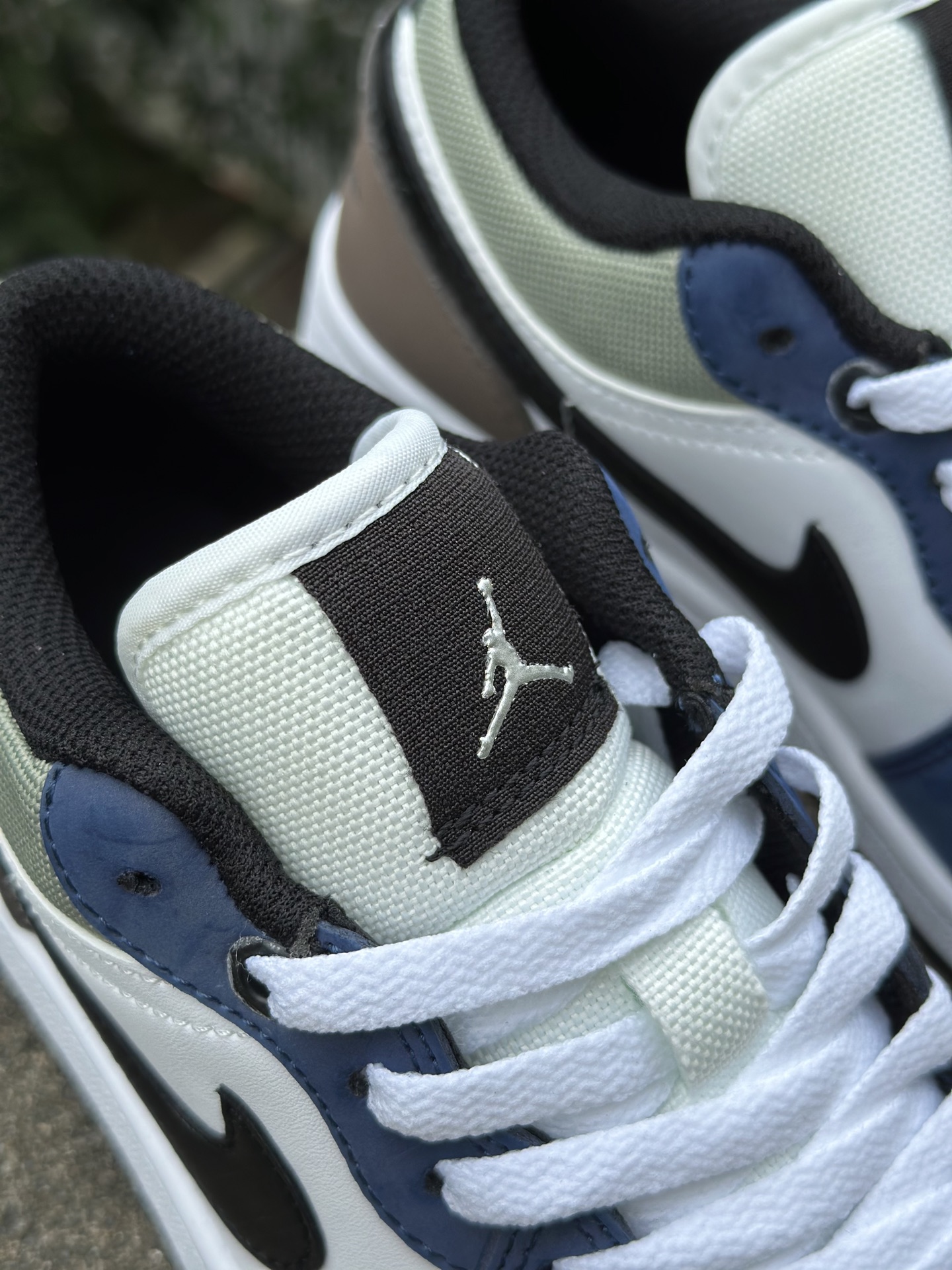
福利产品‼️
本地自取💰140  核心私信‼️
Air Jordan 1  Low 乔1低帮 黑蓝
#鞋垫背胶 鞋盒钢印 
编码 HV5973-101
SIZE 36/46