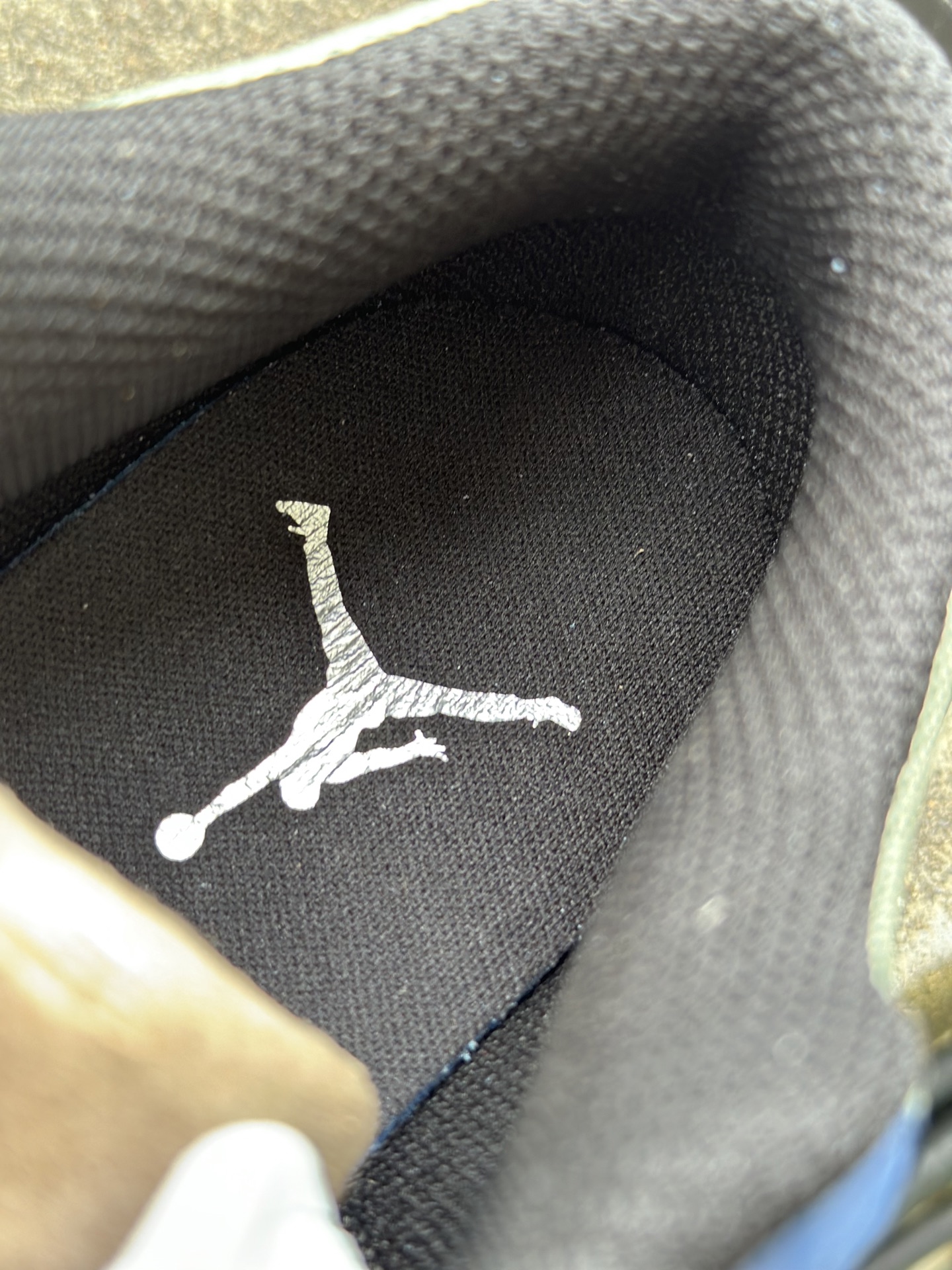 
福利产品‼️
本地自取💰140  核心私信‼️
Air Jordan 1  Low 乔1低帮 黑蓝
#鞋垫背胶 鞋盒钢印 
编码 HV5973-101
SIZE 36/46