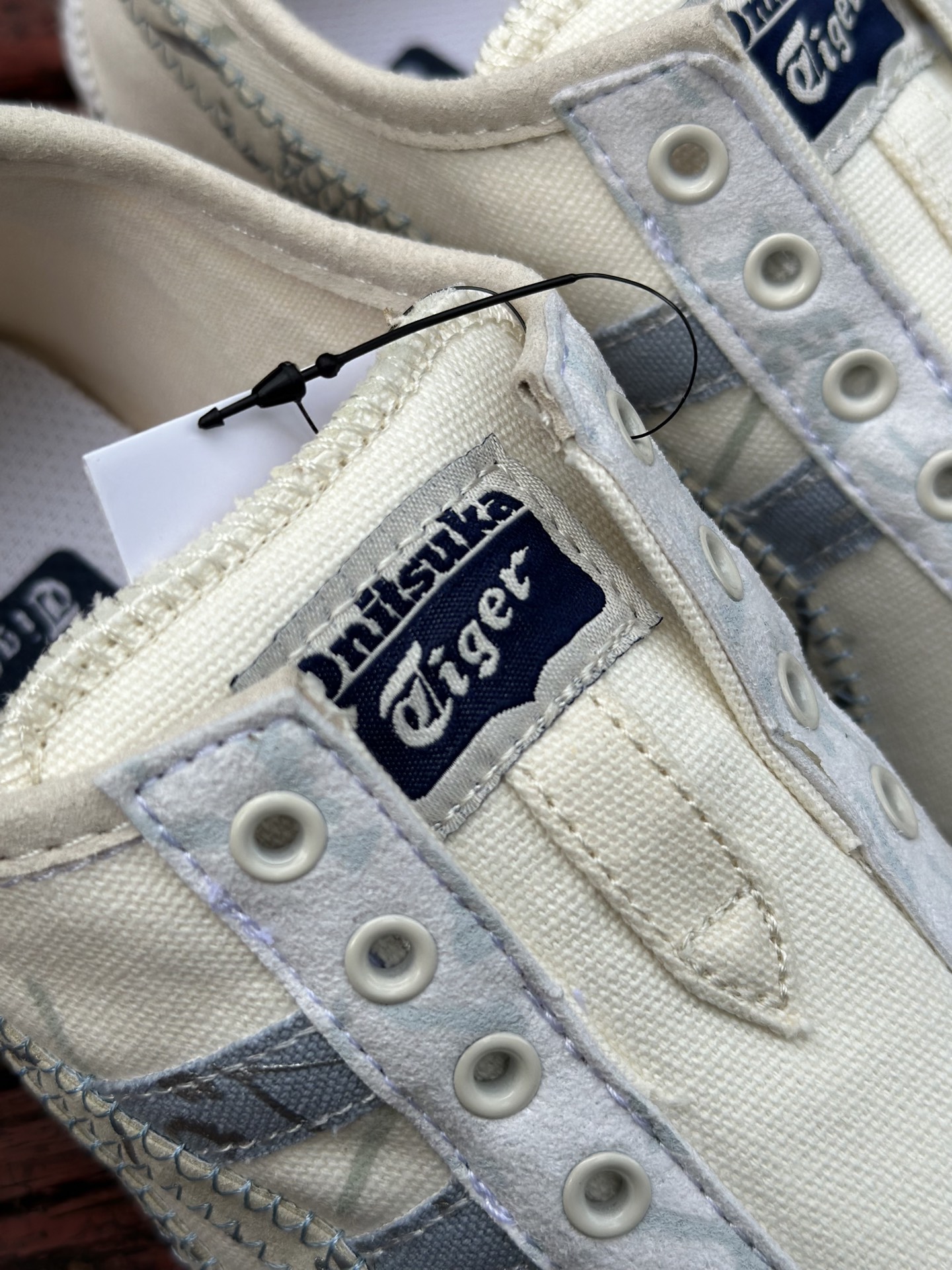 定制球鞋 Onitsuka Tiger鬼塚虎 MEXICO 66 熊猫恶作剧 白银 1183A360-205-莆田鞋,莆田鞋货源,高仿鞋,高仿鞋货源,安福档口,莆田高仿鞋,莆田鞋批发,高仿鞋批发,莆田高仿运动鞋,高仿运动鞋,莆田运动鞋 定制球鞋 Onitsuka Tiger鬼塚虎 MEXICO 66 熊猫恶作剧 白银 1183A360-205