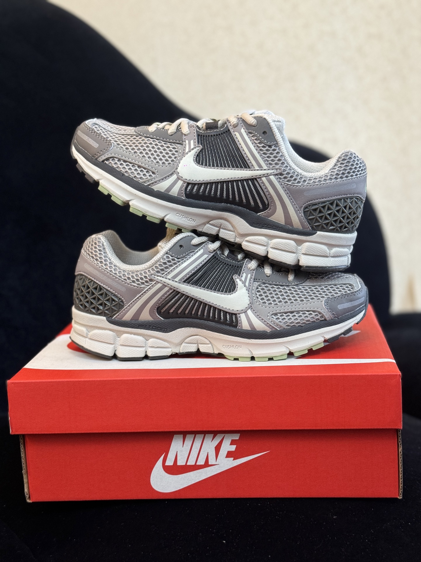八月开门红 福利特价‼️  信‼️ Nike Air Zoom Vomero 5  正确色卡+高频+组合大底+前后掌气垫
