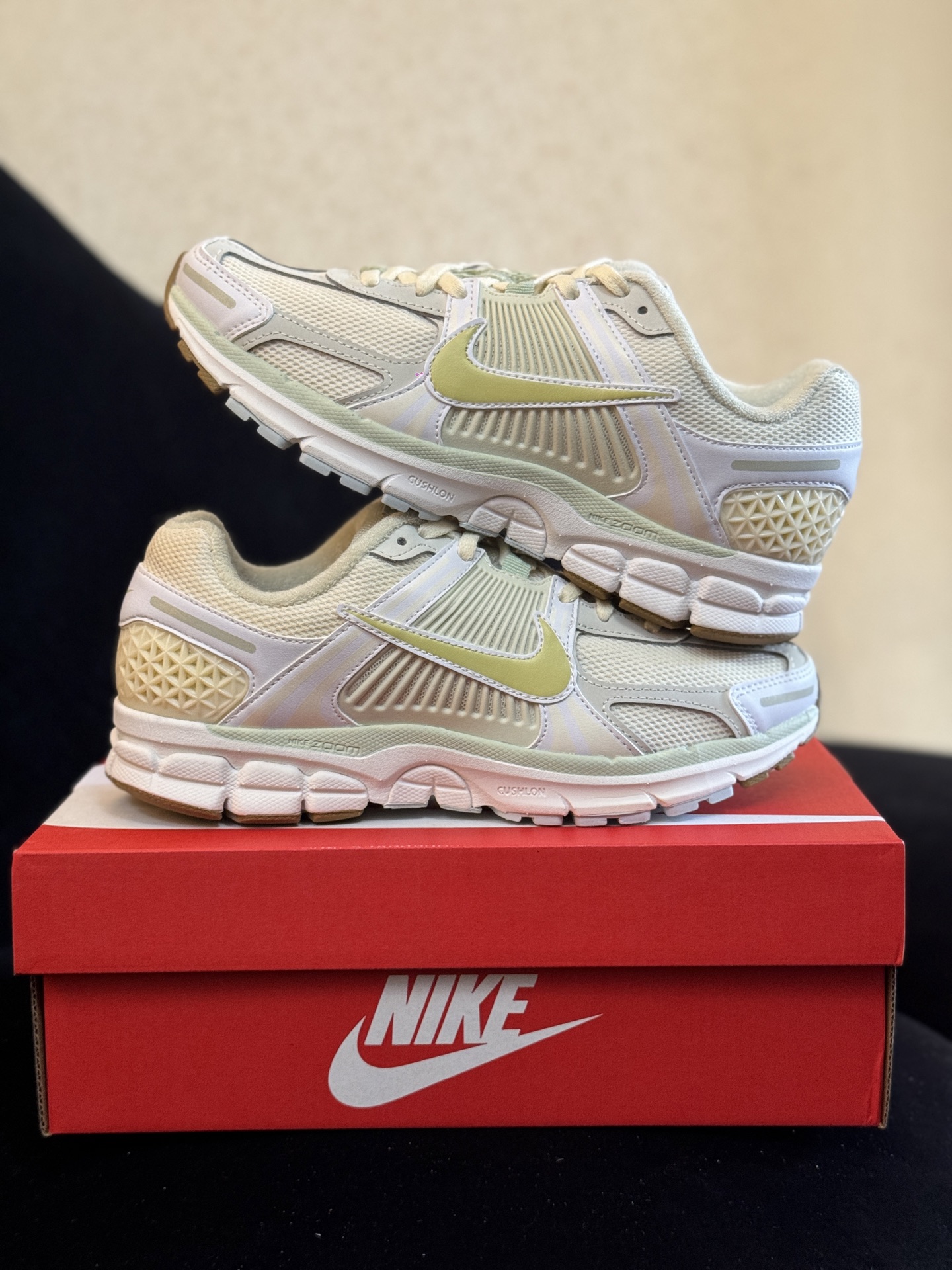 八月开门红 福利特价‼️  信‼️ Nike Air Zoom Vomero 5  正确色卡+高频+组合大底+前后掌气垫