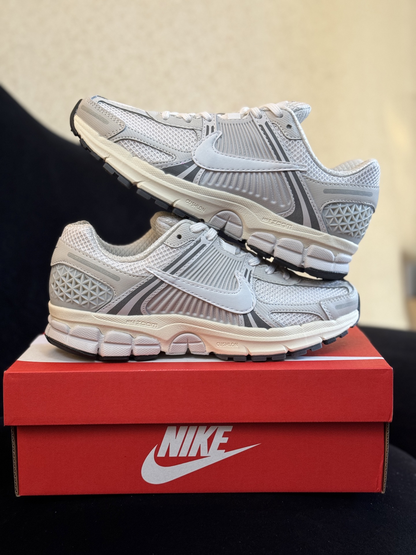 八月开门红 福利特价‼️  信‼️ Nike Air Zoom Vomero 5  正确色卡+高频+组合大底+前后掌气垫