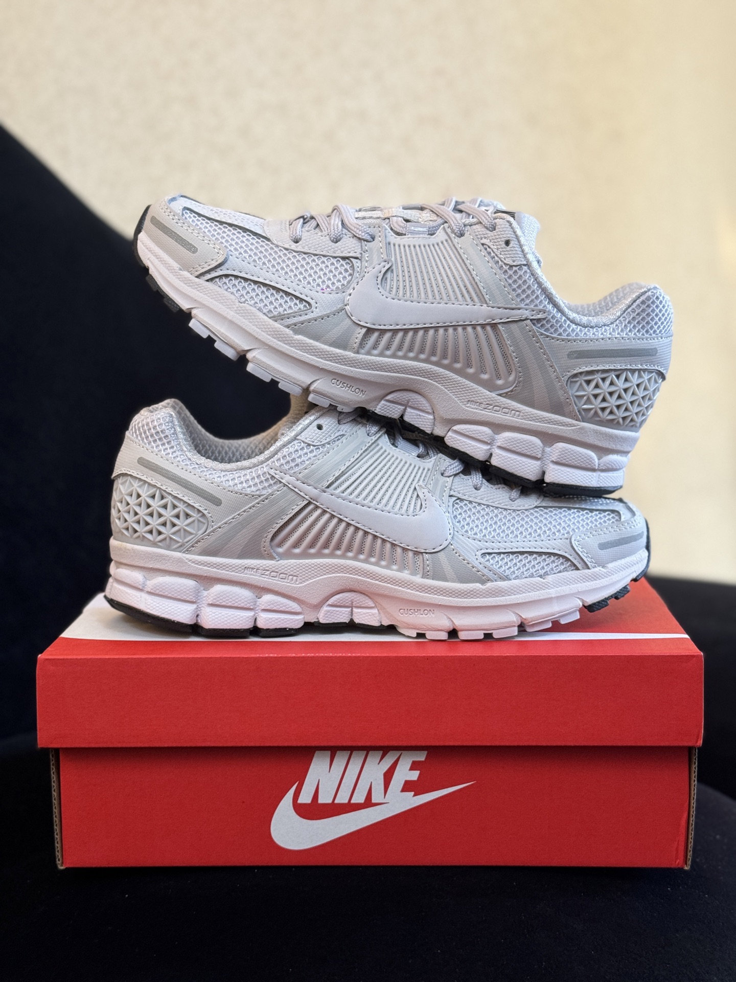 八月开门红 福利特价‼️  信‼️ Nike Air Zoom Vomero 5  正确色卡+高频+组合大底+前后掌气垫