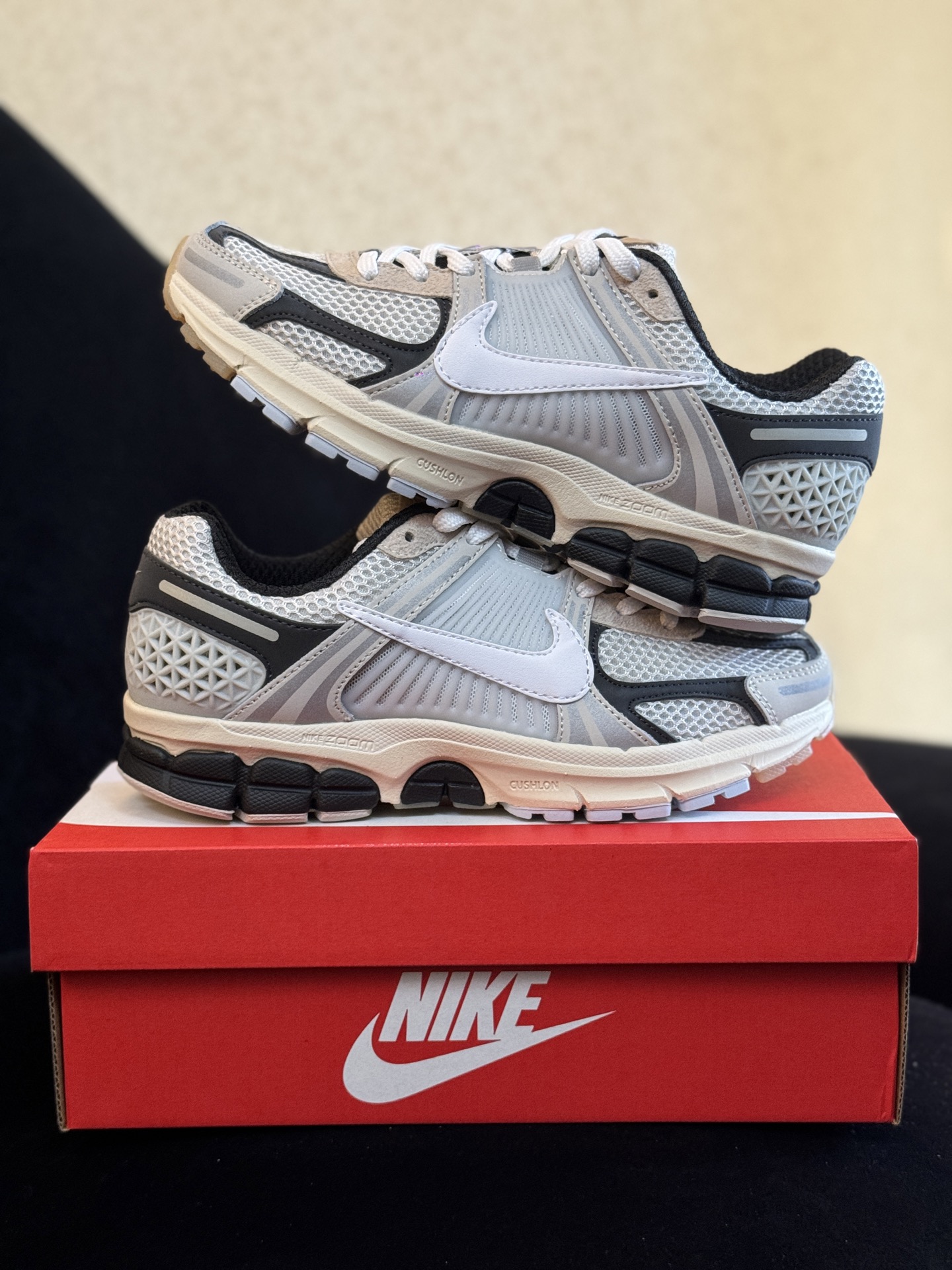 八月开门红 福利特价‼️  信‼️ Nike Air Zoom Vomero 5  正确色卡+高频+组合大底+前后掌气垫