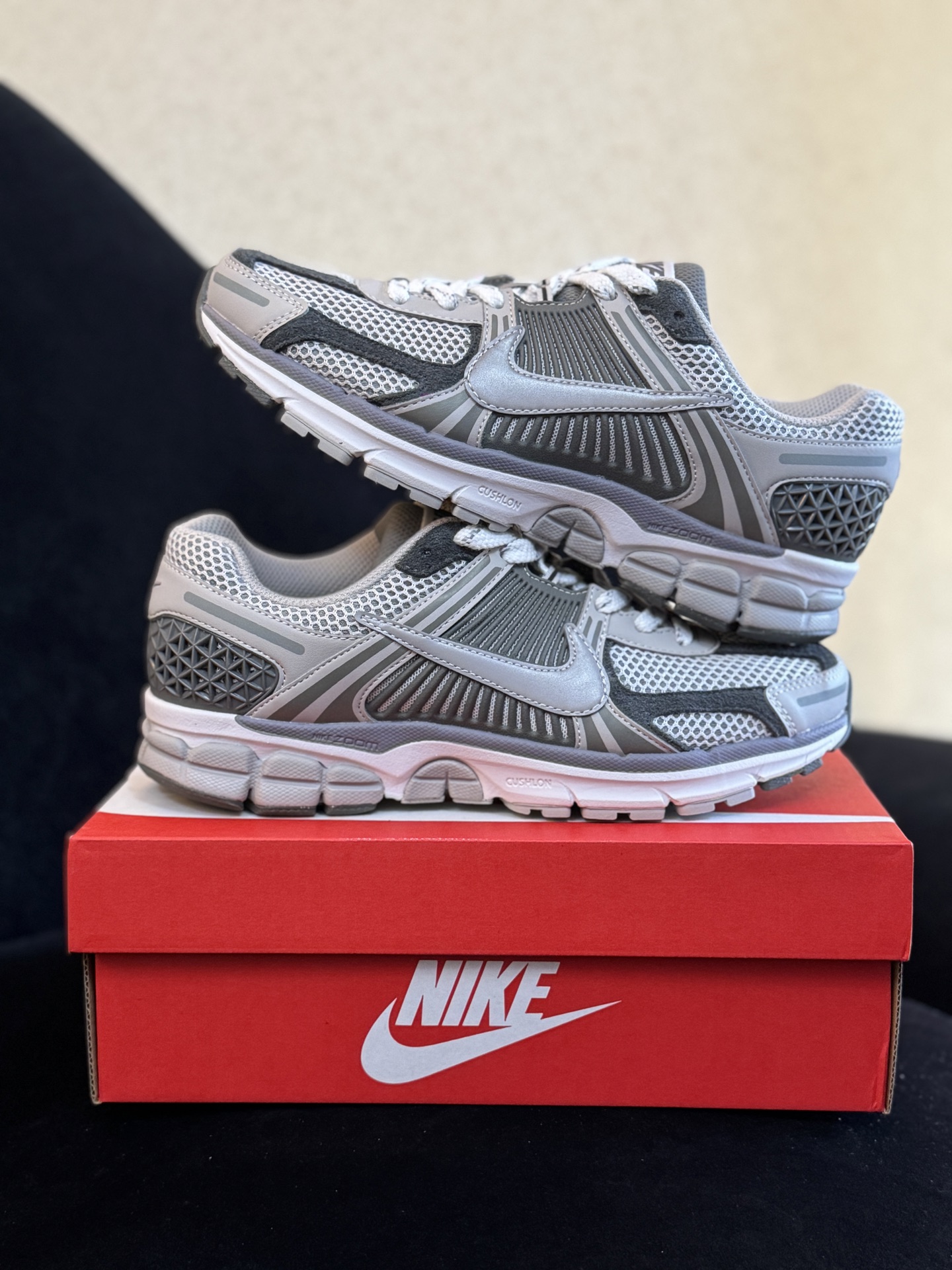 八月开门红 福利特价‼️  信‼️ Nike Air Zoom Vomero 5  正确色卡+高频+组合大底+前后掌气垫