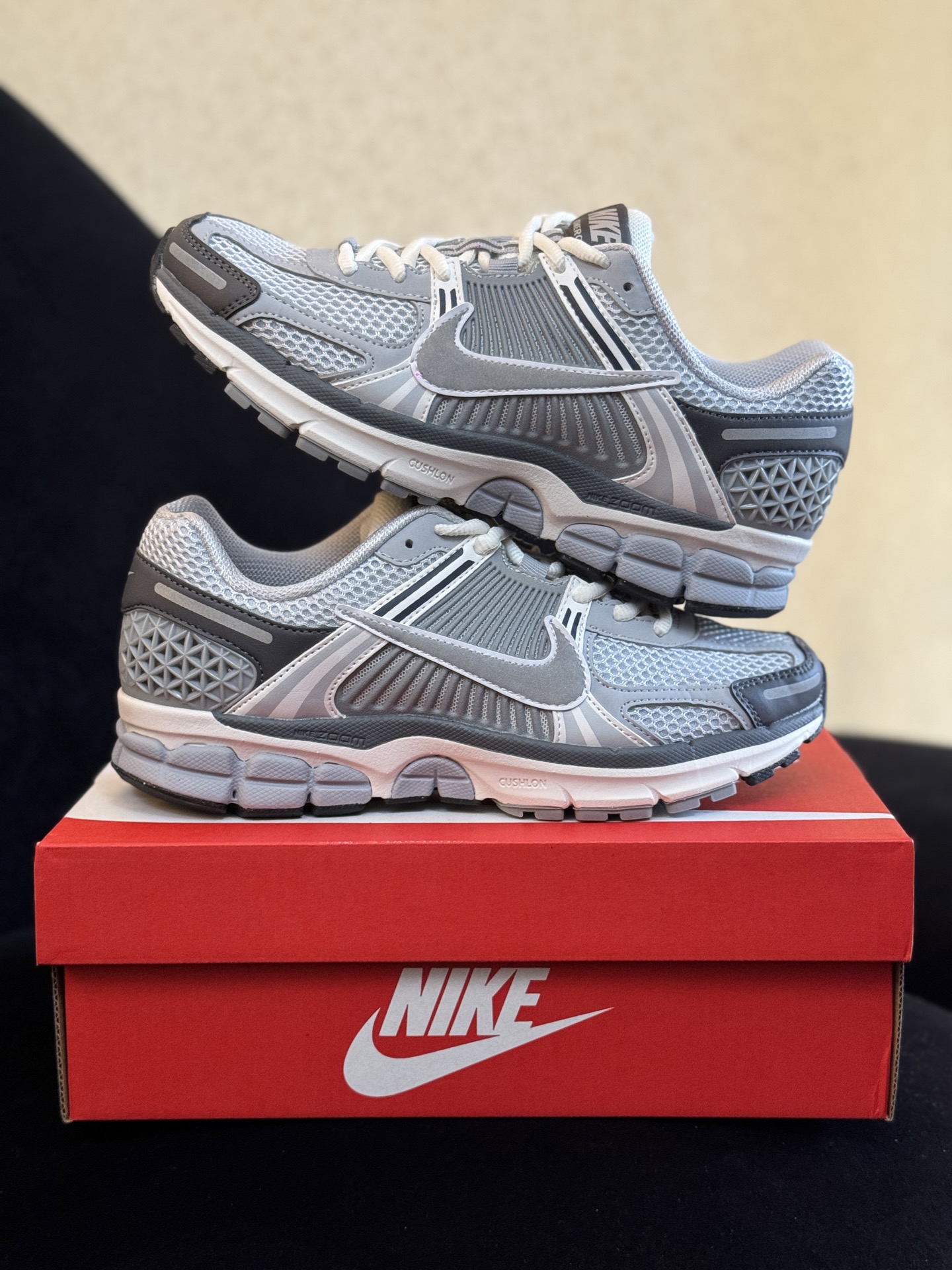 八月开门红 福利特价‼️  信‼️ Nike Air Zoom Vomero 5  正确色卡+高频+组合大底+前后掌气垫