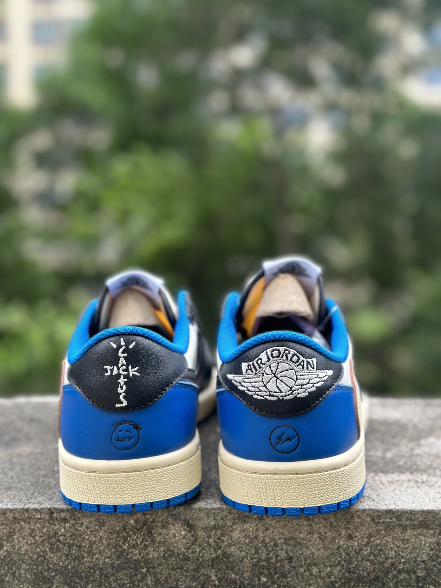 
双十一福利开启‼️
本地自取💰200 核心私信‼️
Travis Scott x Air Jordan AJ1 Low OG SP TS联名倒钩低帮 全套原纸板楦头开发 
纯原品质 一图一物 不套文案 不以低版本冒充纯原 
编码:DM7866-140 白黑蓝
SIZE：36/47.5