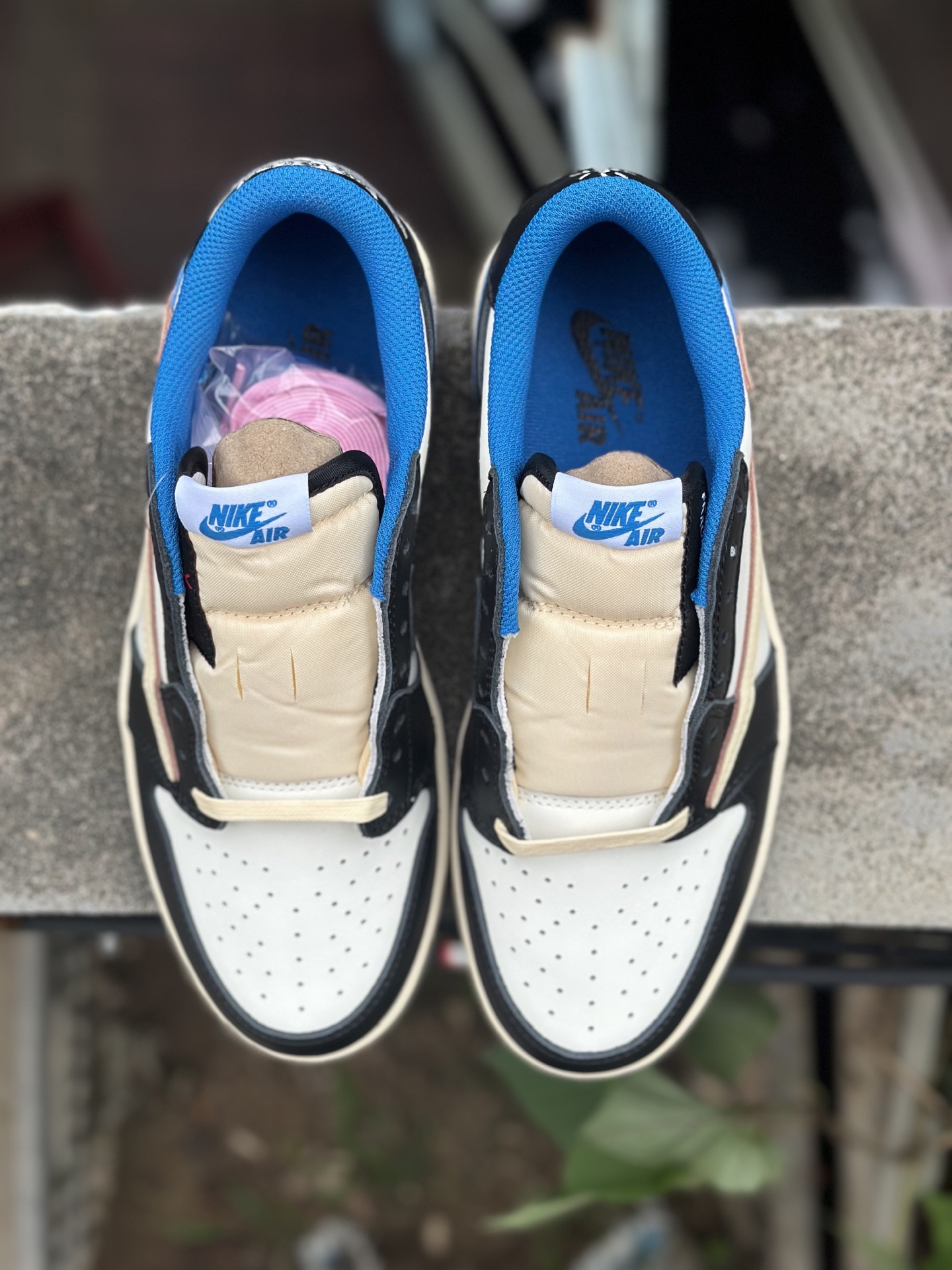 
双十一福利开启‼️
本地自取💰200 核心私信‼️
Travis Scott x Air Jordan AJ1 Low OG SP TS联名倒钩低帮 全套原纸板楦头开发 
纯原品质 一图一物 不套文案 不以低版本冒充纯原 
编码:DM7866-140 白黑蓝
SIZE：36/47.5