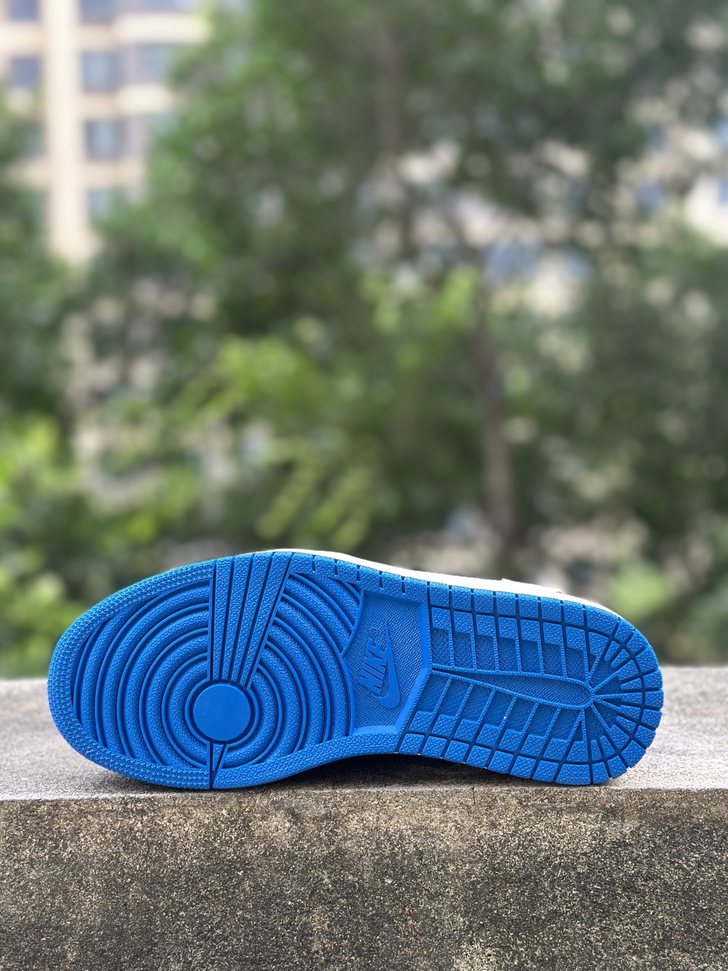 
双十一福利开启‼️
本地自取💰200 核心私信‼️
Travis Scott x Air Jordan AJ1 Low OG SP TS联名倒钩低帮 全套原纸板楦头开发 
纯原品质 一图一物 不套文案 不以低版本冒充纯原 
编码:DM7866-140 白黑蓝
SIZE：36/47.5