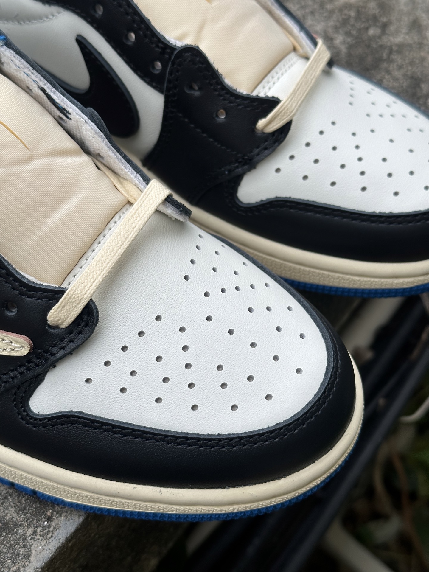 
双十一福利开启‼️
本地自取💰200 核心私信‼️
Travis Scott x Air Jordan AJ1 Low OG SP TS联名倒钩低帮 全套原纸板楦头开发 
纯原品质 一图一物 不套文案 不以低版本冒充纯原 
编码:DM7866-140 白黑蓝
SIZE：36/47.5