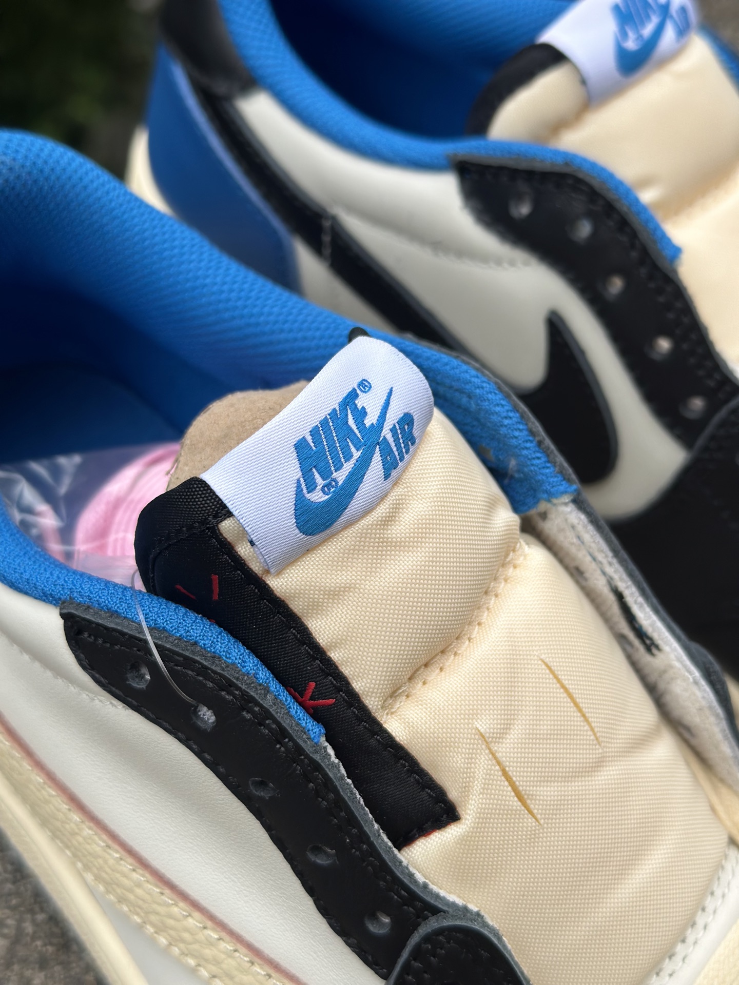 
双十一福利开启‼️
本地自取💰200 核心私信‼️
Travis Scott x Air Jordan AJ1 Low OG SP TS联名倒钩低帮 全套原纸板楦头开发 
纯原品质 一图一物 不套文案 不以低版本冒充纯原 
编码:DM7866-140 白黑蓝
SIZE：36/47.5