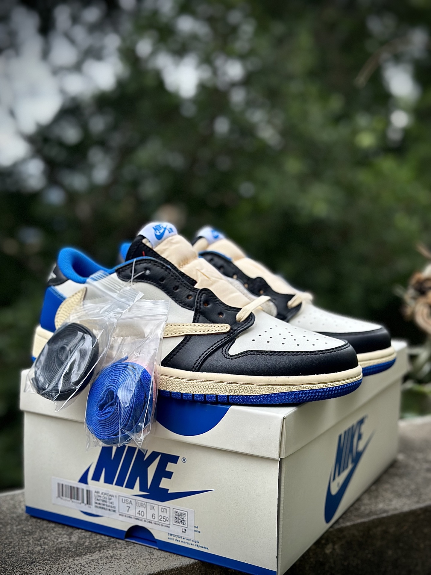 
双十一福利开启‼️
本地自取💰200 核心私信‼️
Travis Scott x Air Jordan AJ1 Low OG SP TS联名倒钩低帮 全套原纸板楦头开发 
纯原品质 一图一物 不套文案 不以低版本冒充纯原 
编码:DM7866-140 白黑蓝
SIZE：36/47.5