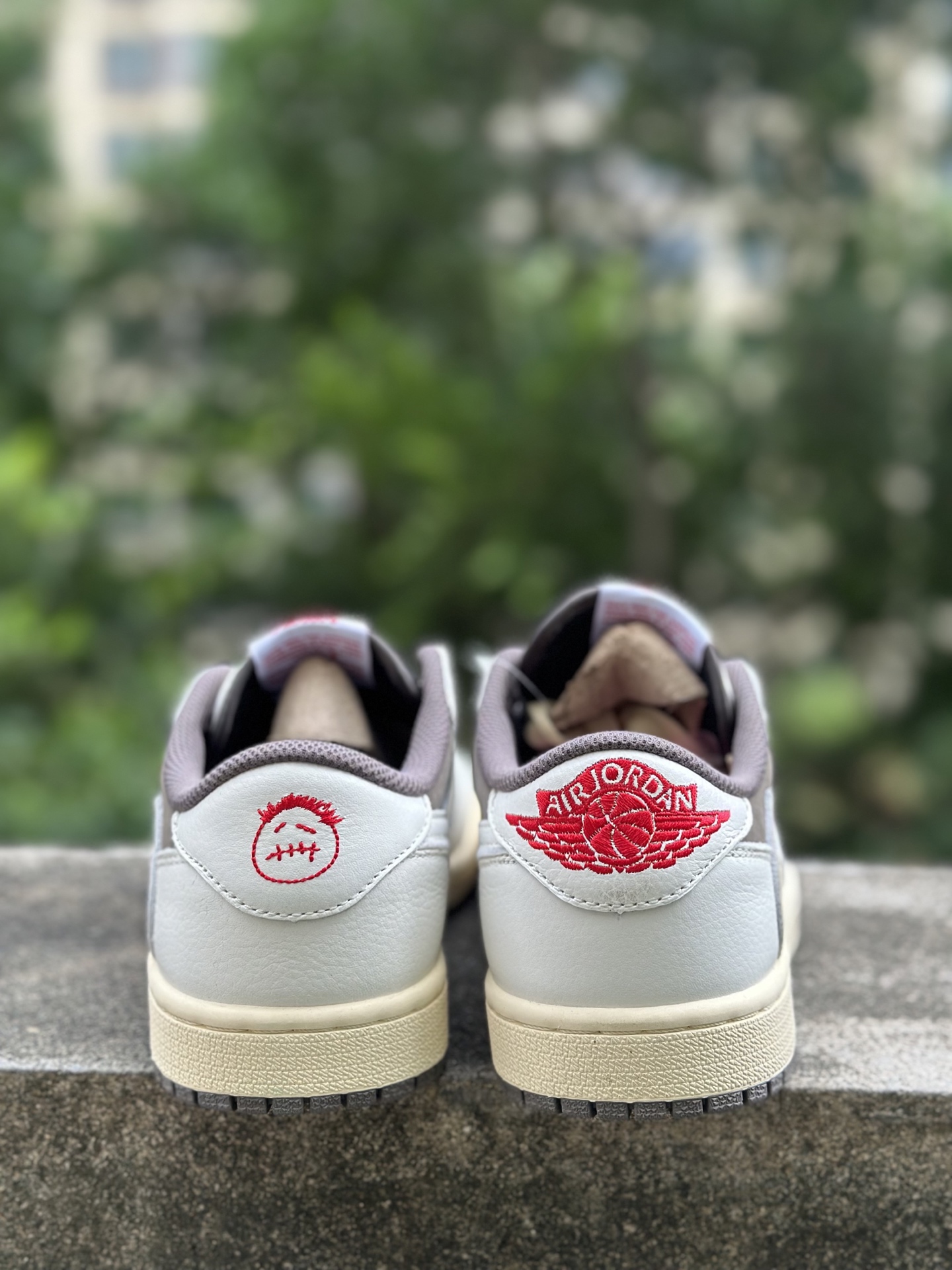 
双十一福利开启‼️
本地自取💰200 核心私信‼️
Travis Scott x Air Jordan AJ1 Low OG SP TS联名倒钩低帮 全套原纸板楦头开发 
纯原品质 一图一物 不套文案 不以低版本冒充纯原 
编码:DM7866-162 白棕
SIZE：35.5/47.5