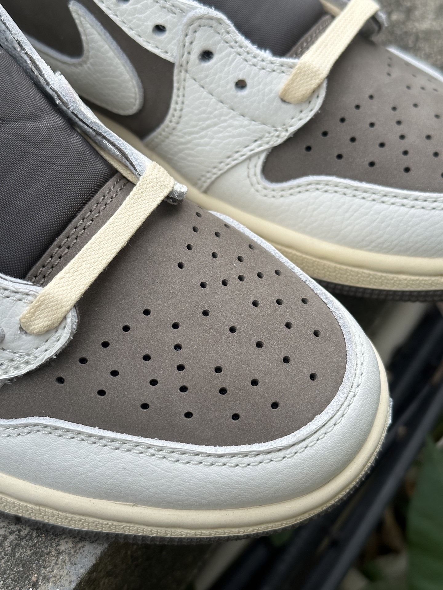 
双十一福利开启‼️
本地自取💰200 核心私信‼️
Travis Scott x Air Jordan AJ1 Low OG SP TS联名倒钩低帮 全套原纸板楦头开发 
纯原品质 一图一物 不套文案 不以低版本冒充纯原 
编码:DM7866-162 白棕
SIZE：35.5/47.5