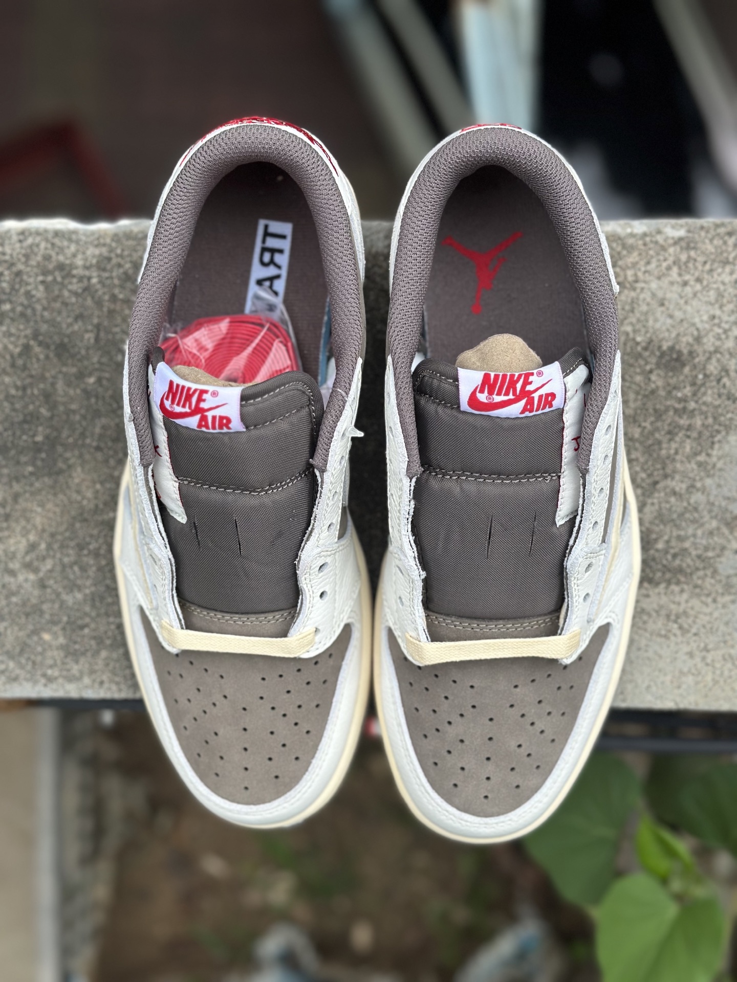 
双十一福利开启‼️
本地自取💰200 核心私信‼️
Travis Scott x Air Jordan AJ1 Low OG SP TS联名倒钩低帮 全套原纸板楦头开发 
纯原品质 一图一物 不套文案 不以低版本冒充纯原 
编码:DM7866-162 白棕
SIZE：35.5/47.5