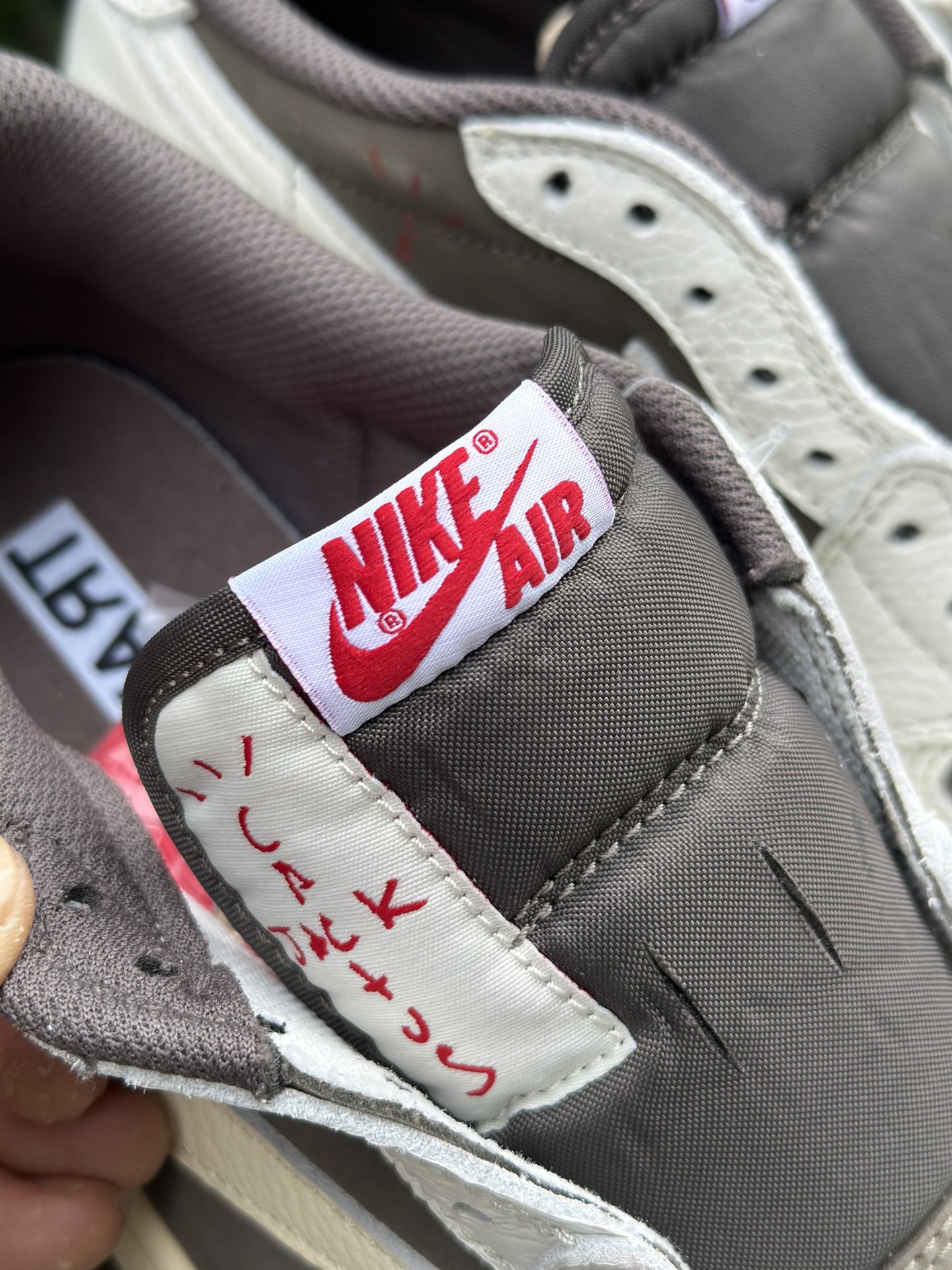 
双十一福利开启‼️
本地自取💰200 核心私信‼️
Travis Scott x Air Jordan AJ1 Low OG SP TS联名倒钩低帮 全套原纸板楦头开发 
纯原品质 一图一物 不套文案 不以低版本冒充纯原 
编码:DM7866-162 白棕
SIZE：35.5/47.5