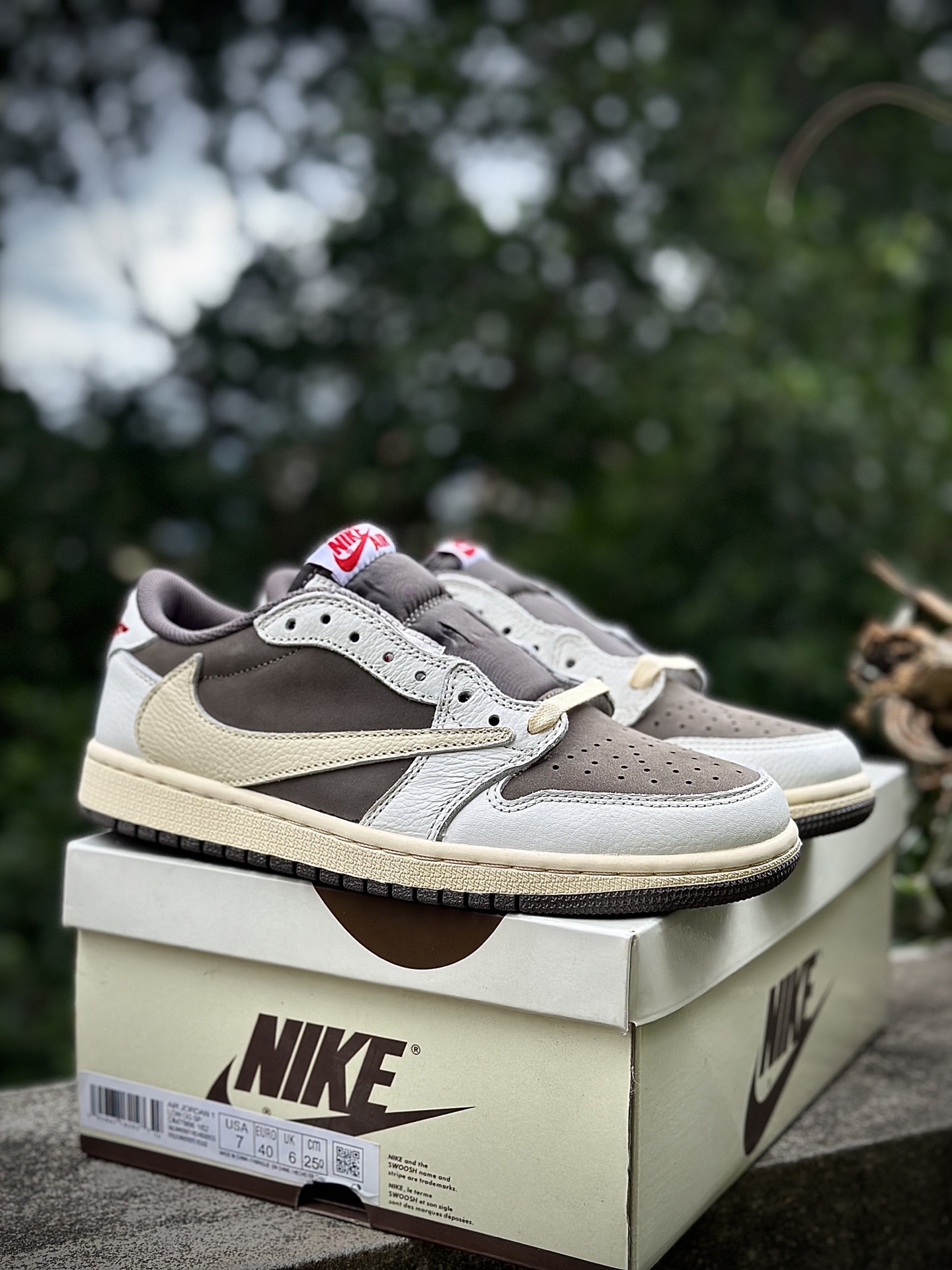 
双十一福利开启‼️
本地自取💰200 核心私信‼️
Travis Scott x Air Jordan AJ1 Low OG SP TS联名倒钩低帮 全套原纸板楦头开发 
纯原品质 一图一物 不套文案 不以低版本冒充纯原 
编码:DM7866-162 白棕
SIZE：35.5/47.5