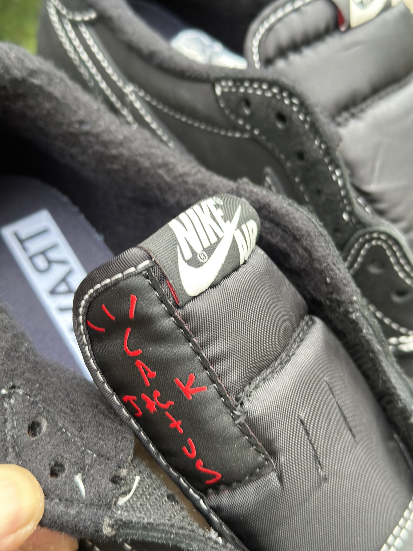 
双十一福利开启‼️
本地自取💰200 核心私信‼️
Travis Scott x Air Jordan AJ1 Low OG SP TS联名倒钩低帮 全套原纸板楦头开发 
纯原品质 一图一物 不套文案 不以低版本冒充纯原 
编码:DM7866-001 黑武士
SIZE：36/47.5