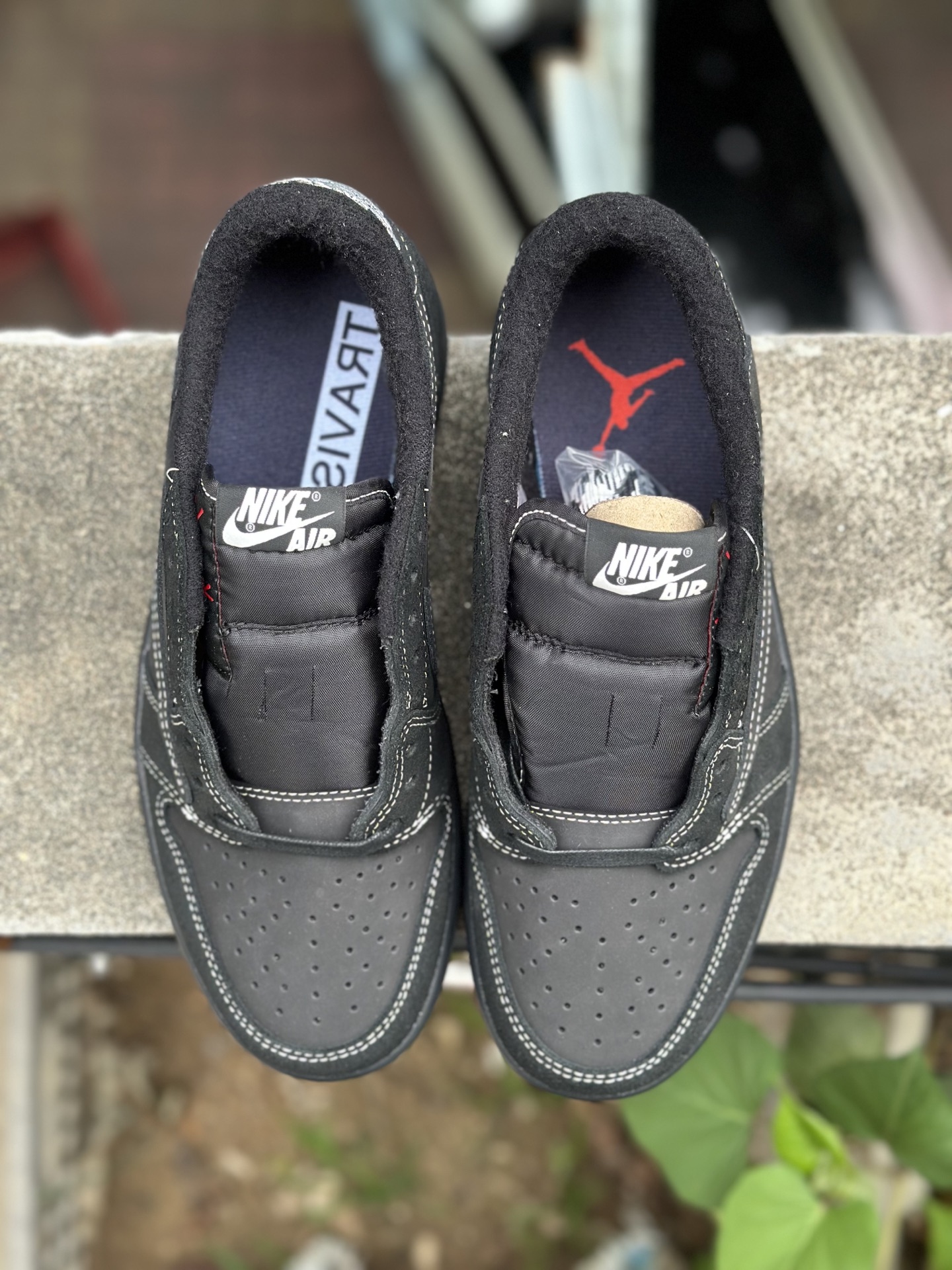 
双十一福利开启‼️
本地自取💰200 核心私信‼️
Travis Scott x Air Jordan AJ1 Low OG SP TS联名倒钩低帮 全套原纸板楦头开发 
纯原品质 一图一物 不套文案 不以低版本冒充纯原 
编码:DM7866-001 黑武士
SIZE：36/47.5