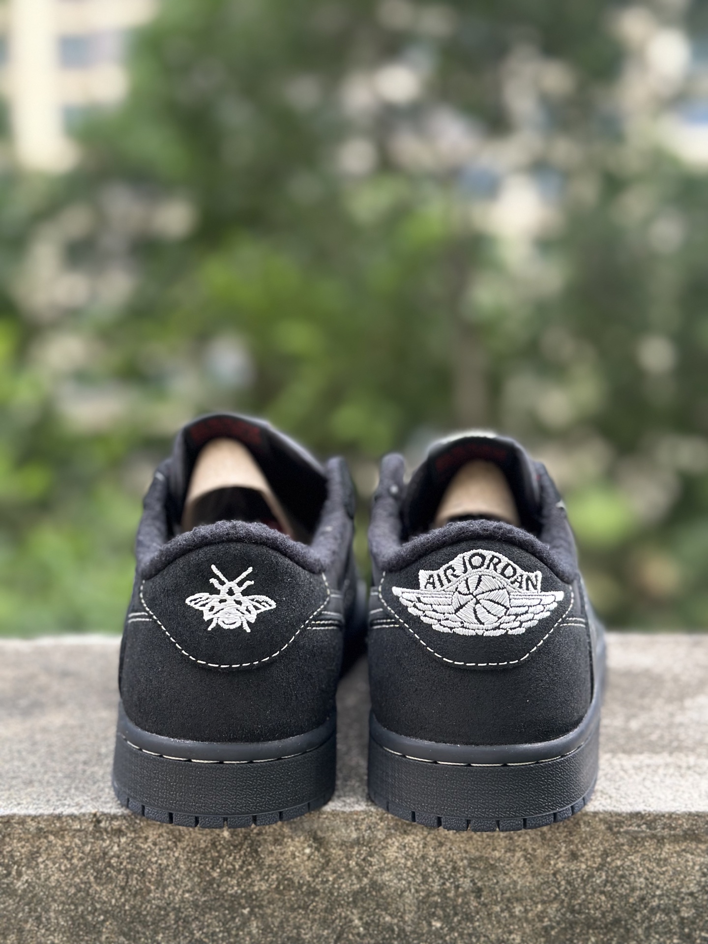 
双十一福利开启‼️
本地自取💰200 核心私信‼️
Travis Scott x Air Jordan AJ1 Low OG SP TS联名倒钩低帮 全套原纸板楦头开发 
纯原品质 一图一物 不套文案 不以低版本冒充纯原 
编码:DM7866-001 黑武士
SIZE：36/47.5