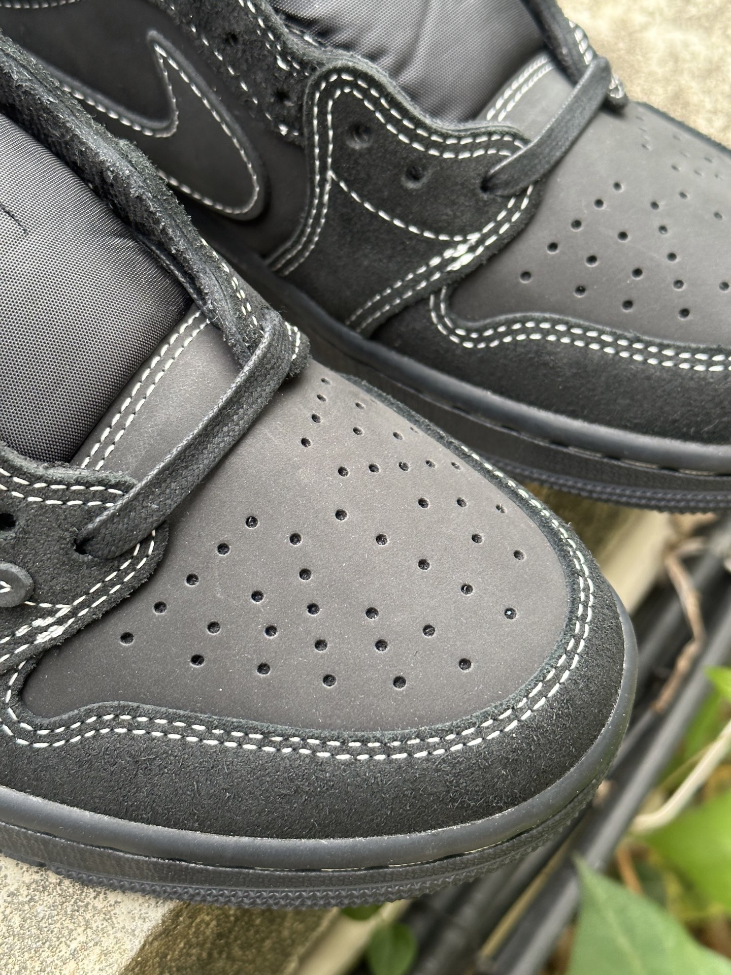 
双十一福利开启‼️
本地自取💰200 核心私信‼️
Travis Scott x Air Jordan AJ1 Low OG SP TS联名倒钩低帮 全套原纸板楦头开发 
纯原品质 一图一物 不套文案 不以低版本冒充纯原 
编码:DM7866-001 黑武士
SIZE：36/47.5