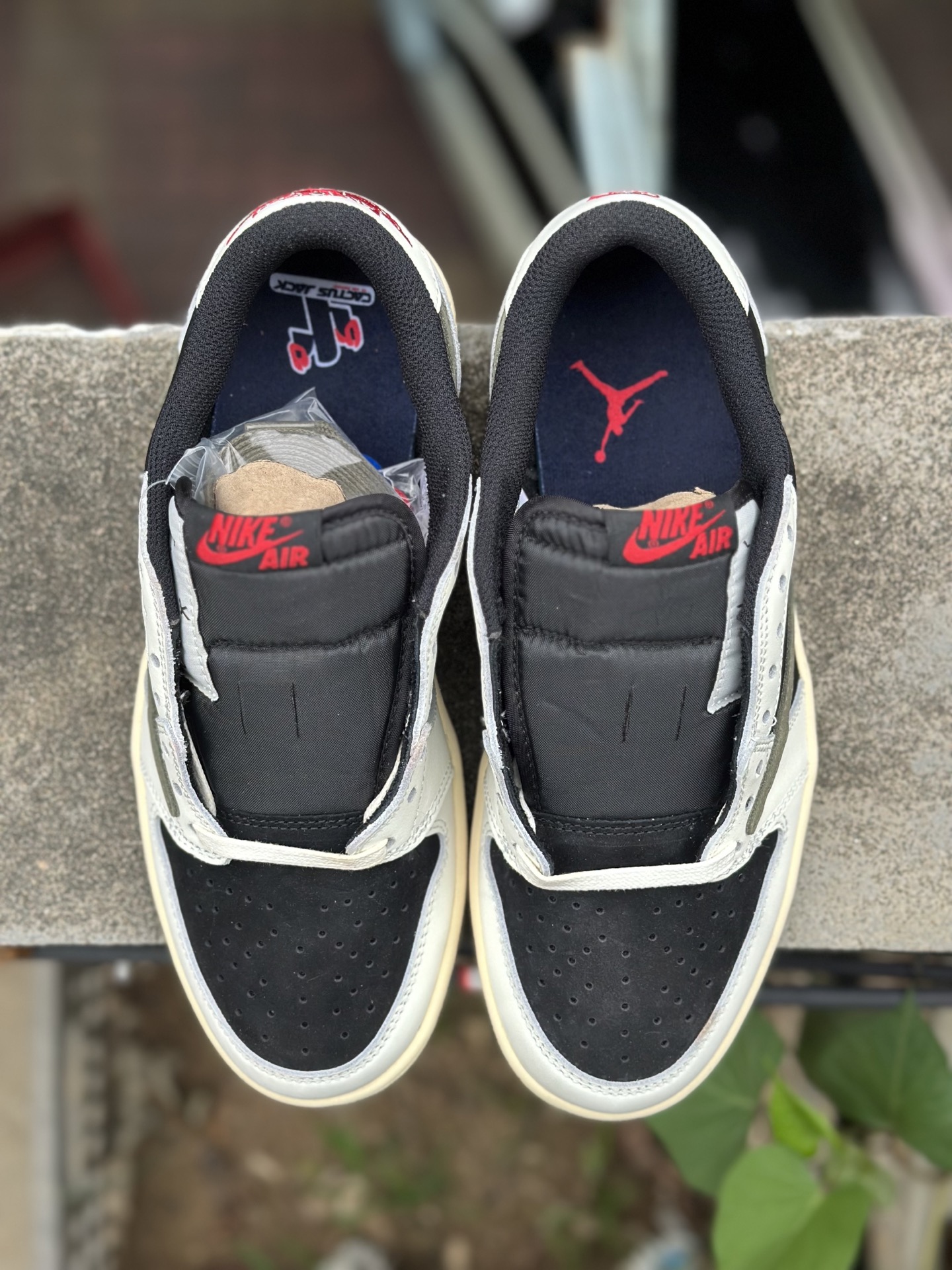 
双十一福利开启‼️
本地自取💰200 核心私信‼️
Travis Scott x Air Jordan AJ1 Low OG SP TS联名倒钩低帮 全套原纸板楦头开发 
纯原品质 一图一物 不套文案 不以低版本冒充纯原 
编码:DZ4137-106 黑橄榄绿
SIZE：36/47.5