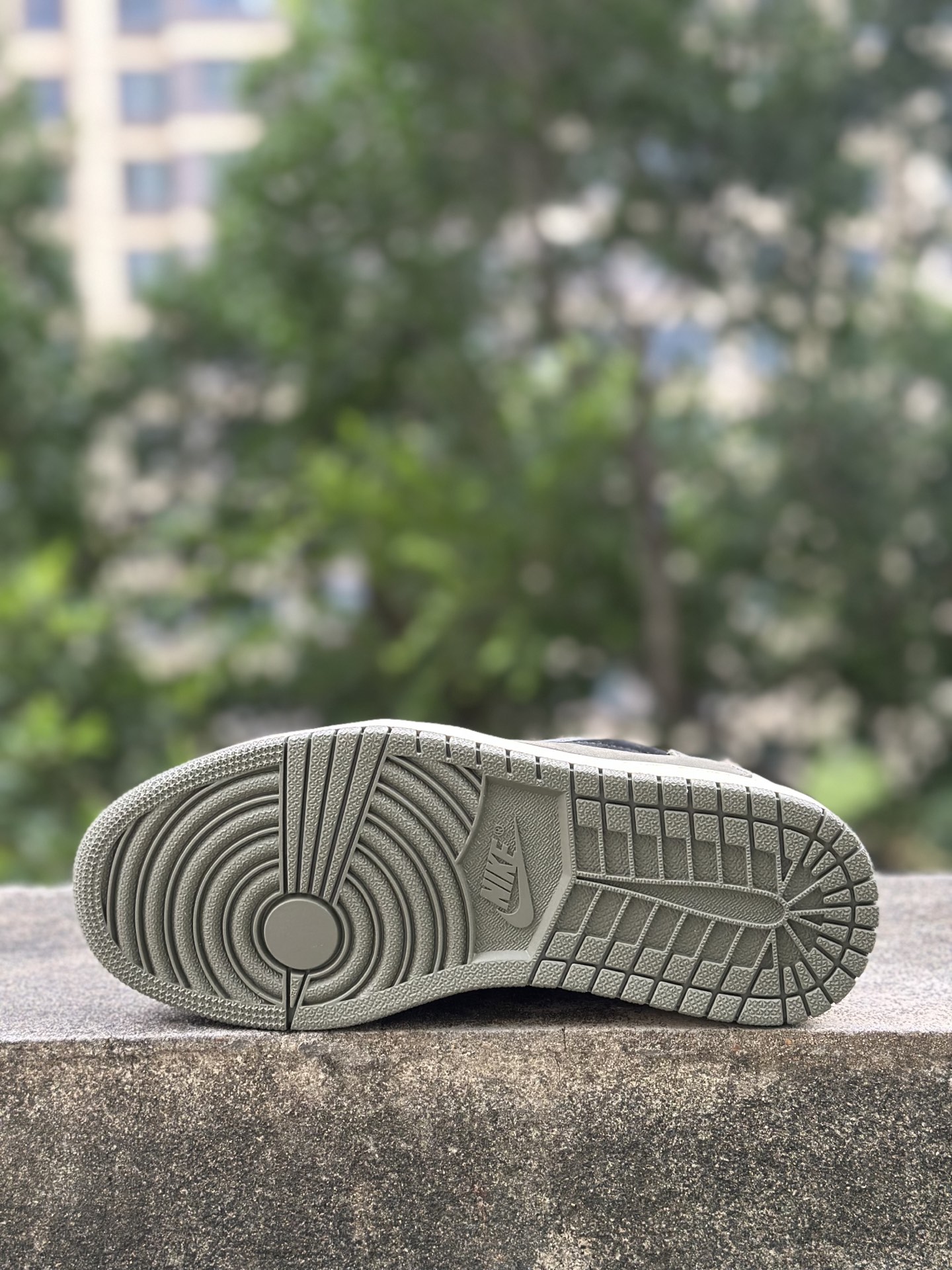 
双十一福利开启‼️
本地自取💰200 核心私信‼️
Travis Scott x Air Jordan AJ1 Low OG SP TS联名倒钩低帮 全套原纸板楦头开发 
纯原品质 一图一物 不套文案 不以低版本冒充纯原 
编码:DZ4137-106 黑橄榄绿
SIZE：36/47.5